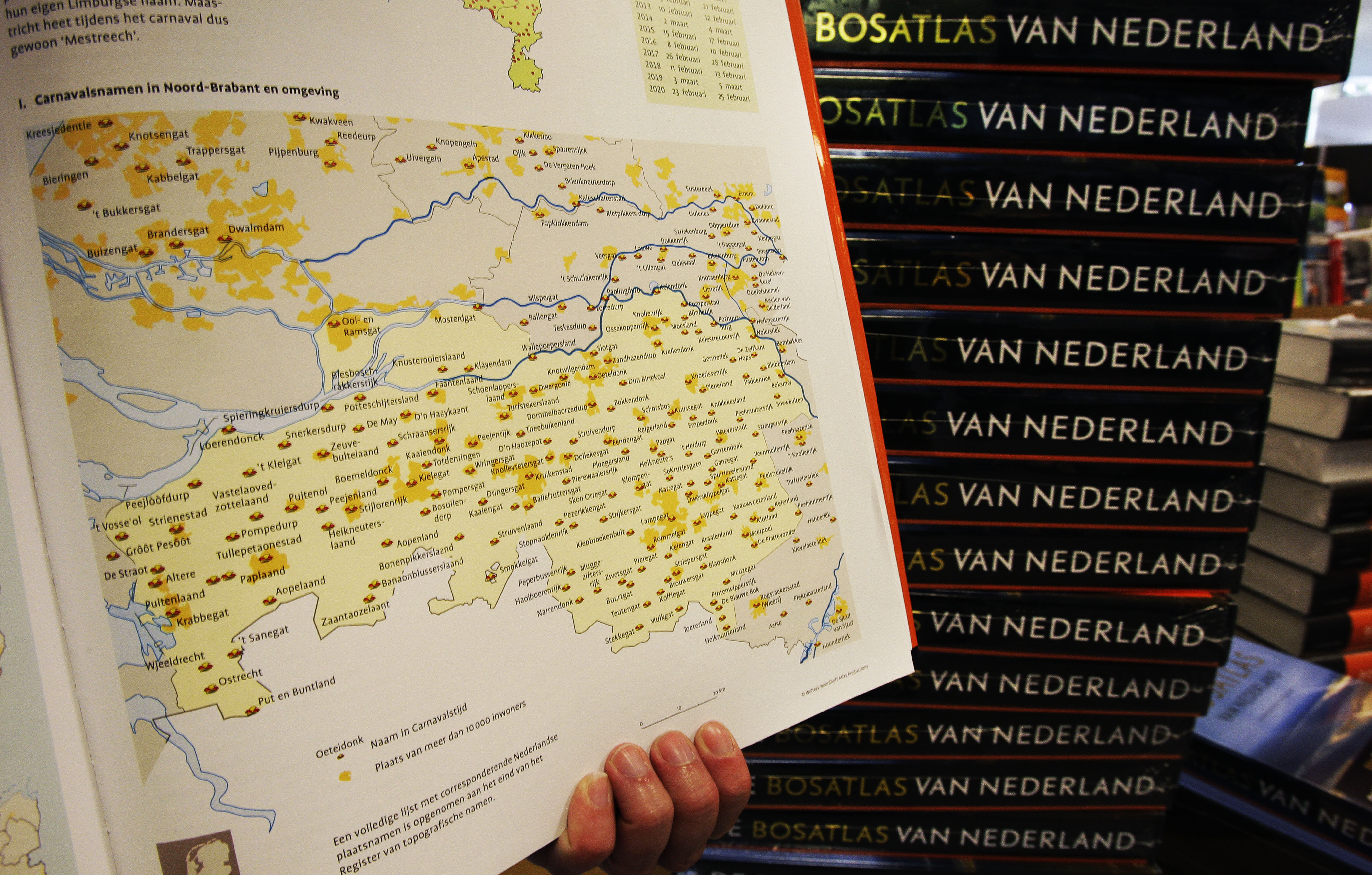 De uitgever van schoolboeken Noordhoff Uitgevers wordt mogelijk verkocht. Dat meldde persbureau Bloomberg woensdag op basis van ingewijden. De uitgever van onder meer de Bosatlas is momenteel eigendom van investeringsmaatschappij Bridgepoint. Die verkreeg Noordhoff, dat lesmateriaal levert voor het basisonderwijs tot en met het hoger onderwijs, in 2007 bij de overname van de onderwijstak van Wolters Kluwer. Volgens de ingewijden heeft Bridgepoint de Amerikaanse bank Goldman Sachs ingeschakeld om de opties voor Noordhoff in kaart te brengen.