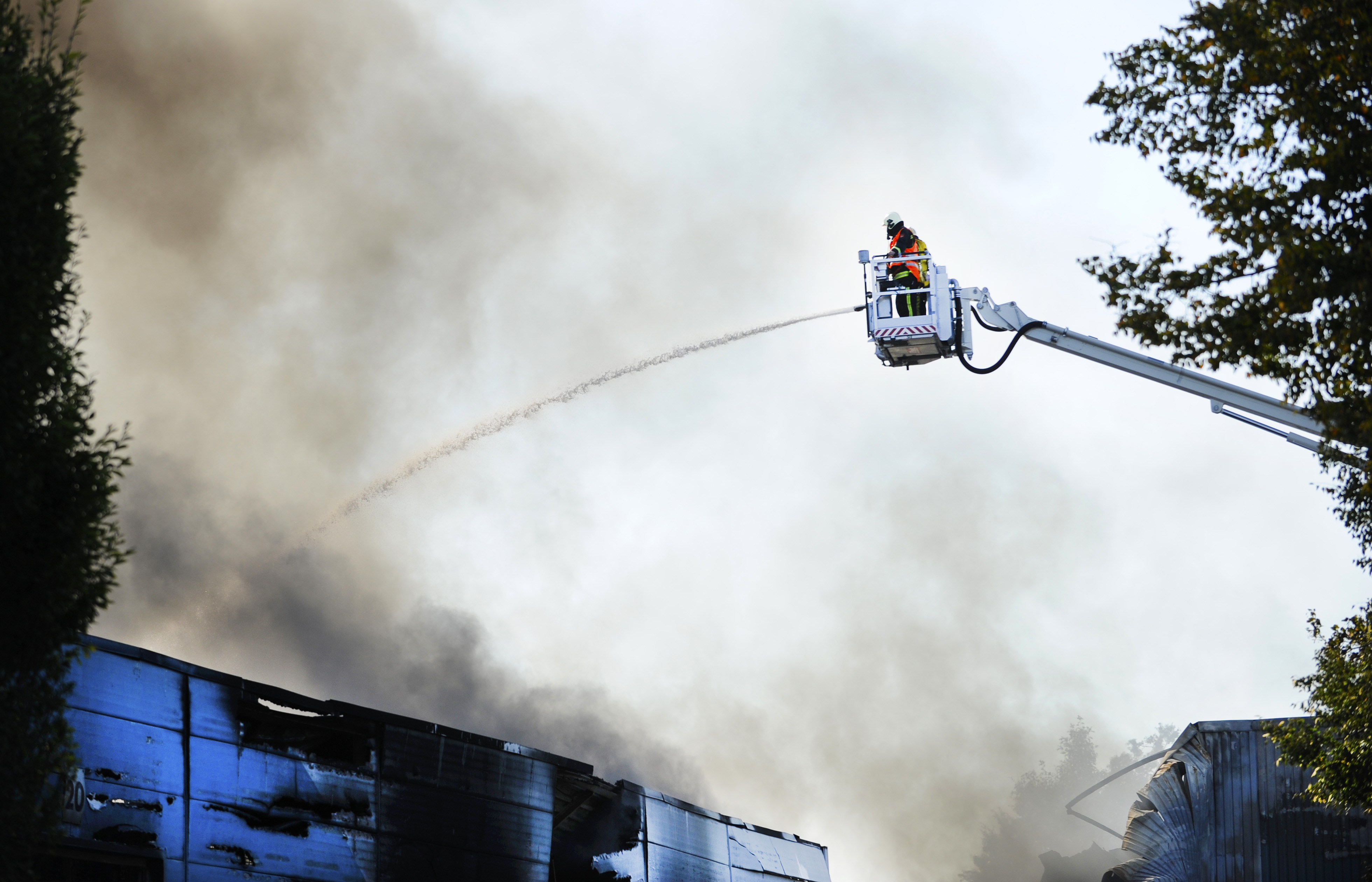 Bedrijven die zijn getroffen door brand, krijgen voortaan vaker te maken met verzekeraars die gebruikmaken van hun recht de schade te verhalen, als de brand is veroorzaakt door overtreding van de veiligheidsvoorschriften of door onzorgvuldigheid. Dit nieuwe beleid gaat per 1 januari in en geldt vooral voor risicovolle bedrijven, zoals bijvoorbeeld chemiebedrijven. Een woordvoerder van het Verbond van Verzekeraars zei dat zaterdag. Verzekeraars hebben al het wettelijke recht om zowel bij particulieren als bedrijven de schade te verhalen, maar in de praktijk gebeurt dat tot nu toe amper. Voor particulieren blijft dat zo, bij een woningbrand die is veroorzaakt door nalatigheid. Grove nalatigheid Bij bedrijven die de brand aan zichzelf te wijten hebben, gaan de verzekeraars harder optreden. Het gaat dan wel om gevallen bij brandgevaarlijke bedrijven, waarbij sprake is van grove nalatigheid die is vastgelegd door inspectiediensten. Bij een foutje van een individuele werknemer wordt er gewoon uitgekeerd, aldus de woordvoerder. Met de hardere aanpak reageren de verzekeraars op de stijging van het aantal grote bedrijfsbranden. In de eerste helft van 2013 waren er 75 branden met een schade van meer dan 1 miljoen. Het totale schadebedrag aan bedrijfsbanden over die periode is bijna 300 miljoen euro.