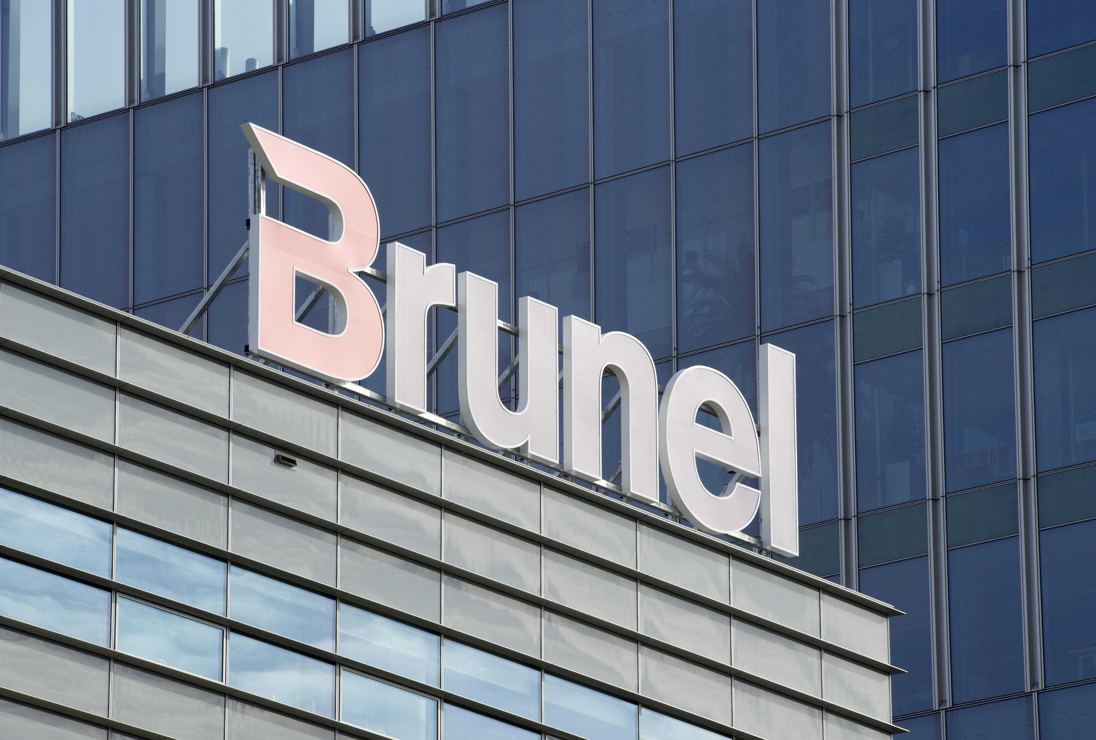 Brunel heeft in het eerste kwartaal aanzienlijk betere resultaten geboekt dan een jaar eerder en verwacht dat de groei dit jaar aanhoudt. De komende kwartalen neemt het tempo van de groei waarschijnlijk wel iets af, zo meldde de detacheerder donderdag. Brunel zag de omzet vorig kwartaal met 15 procent stijgen tot 340,7 miljoen euro. Het bedrijfsresultaat (ebit) verbeterde met 57 procent tot 21,1 miljoen euro. De ebitmarge ging daarbij van 4,5 naar 6,2 procent. Het bedrijf verwacht dat de positieve trend dit jaar doorzet, maar gaf ook aan dat het ,,niet zeker'' is dat het huidige groeitempo kan worden vastgehouden. Brunel gaat er voorlopig vanuit dat de omzet en ebit dit jaar met 5 tot 10 procent groeien. De groei komt vooral uit de Nederlandse markt en de levering van personeel aan de olie- en gasindustrie.