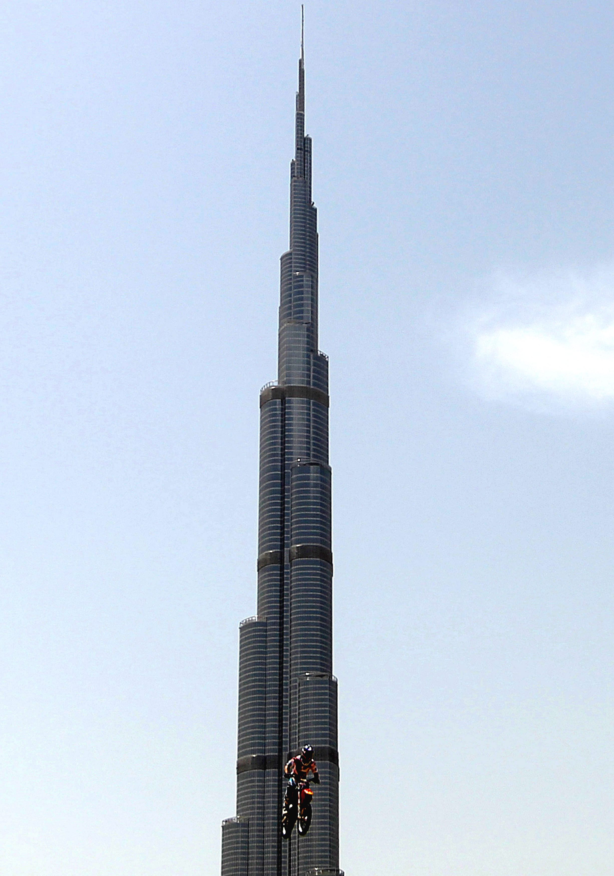 De strijd om de hoogste wolkenkrabber ter wereld heeft een hoog ijdelheidsgehalte. Dat blijkt als je kijkt naar de bewoonbare hoogte van wolkenkrabbers. Vooral in het Midden-Oosten, Azië en de Verenigde Staten kunnen ze er wat van. Megahoge wolkenkrabbers, zoals de Burj Khalifa die officieel een hoogte van 828 meter kent, sieren de skyline. Maar de strijd om 'de hoogste' is in veel gevallen in schimmengevecht, zo betoogt de Council on Tall Buildings and Urban Habitat (CTBUH), een van oorsprong Amerikaanse adviesgroep die zich richt op hoogbouw.