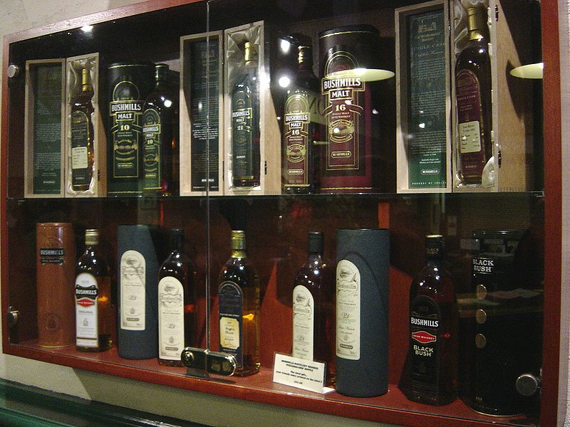 De Ierse economie heeft het zwaar, maar er is hoop: Ierse whiskey is razend populair, onder meer in Oost-Europa en de VS. Distillateurs zien grote kansen. Ierland klimt langzaam uit een diep dal, na de grote banken- en huizencrisis van 2009. Maar 2013 wordt zeker geen topjaar. In het eerste kwartaal kromp de Ierse economie nog 0,6 procent, vergeleken met het slot van 2012. En export daalde in de eerste helft van dit jaar nog met twee procent, vergeleken met dezelfde periode een jaar eerder. In het eerste decennium van deze eeuw leunde de Ierse economie sterk op een aantrekkelijk vestigingsklimaat, met lage belastingen voor internationale bedrijven en gunstige fiscale voorwaarden voor beleggingsfondsen. Maar om de economie weer aan de praat te krijgen, moet Ierland andere bronnen van groei aanboren. Op dit vlak is er gelukkig wel enig goed nieuws te melden. Ierse whiskey beleeft een ware wederopstanding, aldus zakenkrant The Financial Times. Op de internationale whiskey-markt domineren de Schotten met een verkoop van 96 miljoen dozen met negen liter whiskey, Amerikaanse whiskey zit op ongeveer een derde daarvan en Ierse distillateurs sleten 6,2 miljoen negen-liter-dozen.