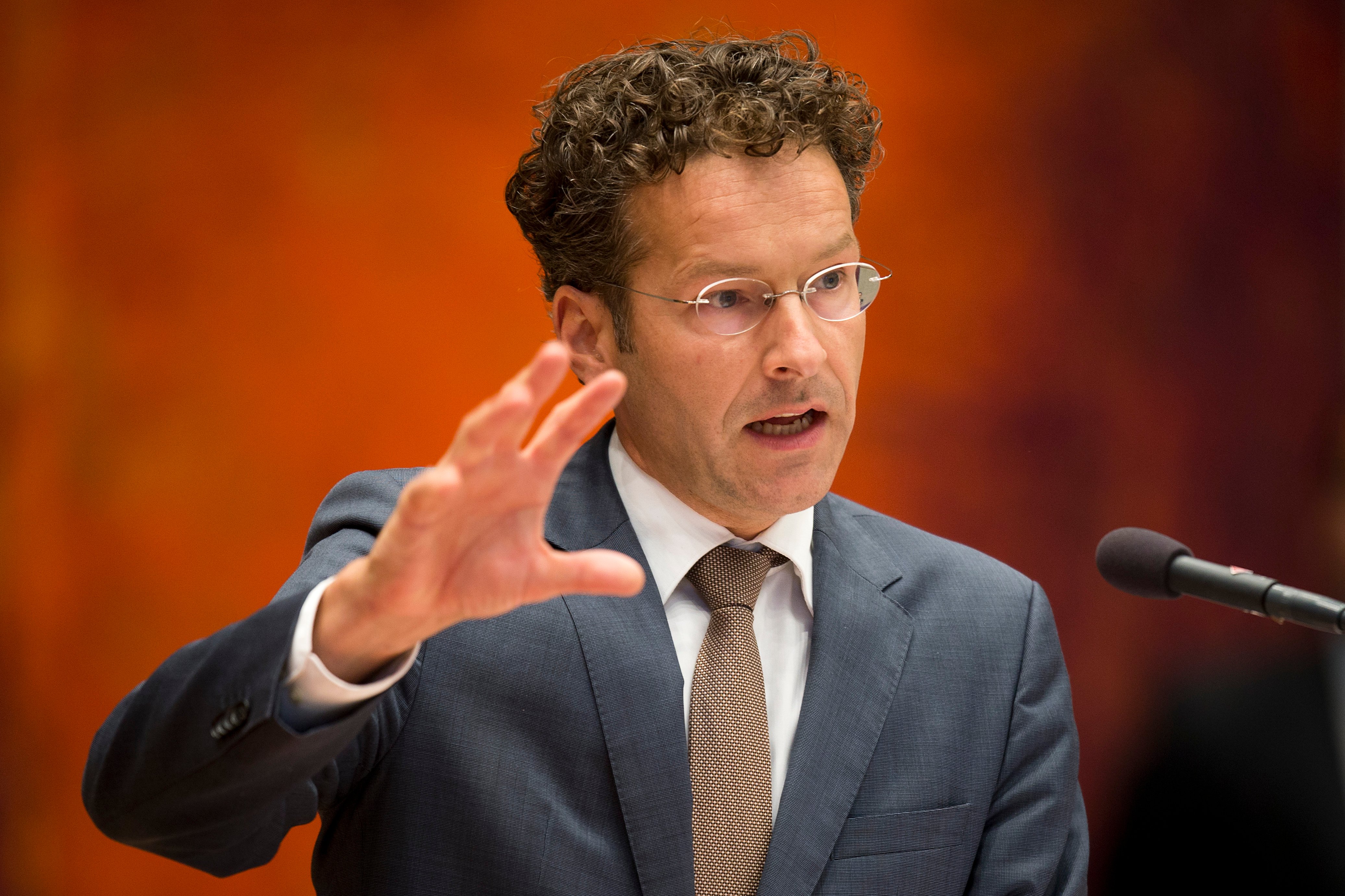 Sociale partners moeten ,,geen grote verwachtingen'' hebben dat zij de afspraken tussen kabinet en drie oppositiepartijen over de begroting van volgend jaar nog drastisch kunnen wijzigen. Dat maakte minister Jeroen Dijsselbloem van Financiën zondag duidelijk in Buitenhof. ,,De hoofdlijn staat wel want anders blijven we aan het heronderhandelen'', zei de bewindsman. Wat er nu is afgesproken, wordt in wetgeving omgezet. Vertegenwoordigers van werkgevers en werknemers kunnen wel lobbyen voor wijzigingen tijdens de behandeling van de wetsvoorstellen in de Tweede Kamer, aldus de minister. In het begrotingsakkoord staan wijzigingen van het sociaal akkoord dat het kabinet in het voorjaar sloot met werkgevers en werknemers. Toen werd onder meer afgesproken hervormingen van de WW en ontslagrecht later uit te voeren. Vooral D66 wilde die hervormingen naar voren brengen. Er is nu afgesproken dat de aanpassing van het ontslagrecht 6 maanden eerder ingaat. Een onderdeel van de WW-ingreep uit het sociaal akkoord wordt een jaar naar voren gehaald: al vanaf 2015 moet een werkloze na een half jaar een baan onder zijn niveau accepteren. Volgens Dijsselbloem staat het sociaal akkoord nog overeind en zullen vakbonden de veranderingen begrijpen. De FNV en het CNV spreken maandag over het begrotingsakkoord.