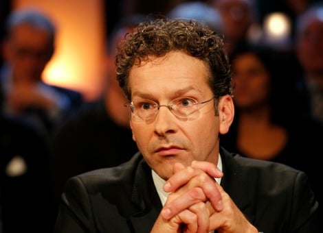 Minister Jeroen Dijsselbloem van Financiën "hoopt en verwacht" dat andere banken het voorbeeld van SNS Bank volgen en geen boeterente meer rekenen als mensen met het geld uit een schenking een fors deel van hun hypotheek vervroegd willen aflossen. Een woordvoerster van de minister bevestigt dat na berichtgeving op NU.nl. Het kabinet heeft besloten dat ontvangers van schenkingen tot 100.000 euro dat geld zonder er schenkbelasting over te betalen kunnen inzetten voor de eigen woning. De Vereniging Eigen Huis (VEH) pleitte er vervolgens voor dat banken geen boeterentes meer rekenen bij aflossingen met geschonken geld. VEH voorziet dat de handhaving van de boeterente het gebruik van de stimuleringsmaatregel voor de woningmarkt zal ontmoedigen. Huiseigenaren mogen jaarlijks vaak maar 10 procent van hun oorspronkelijke hypotheek boetevrij aflossen met eigen of gekregen geld. Dijsselbloem vindt de stap van de genationaliseerde SNS Bank ,,goed nieuws'' en hoopt dat andere banken volgen. Het opheffen van de boeterente kan een vliegwiel zijn voor het aanpakken van schulden en voor nieuwe groei in de bouw, meent de minister. De andere staatsbank, ABN Amro, meldde woensdag te bekijken of het de boeterentes ook kan aanpassen. De woordvoerster kon niet zeggen of Dijsselbloem met ABN-topman Gerrit Zalm gaat bellen om hem er toe over te halen het voorbeeld van SNS te volgen.