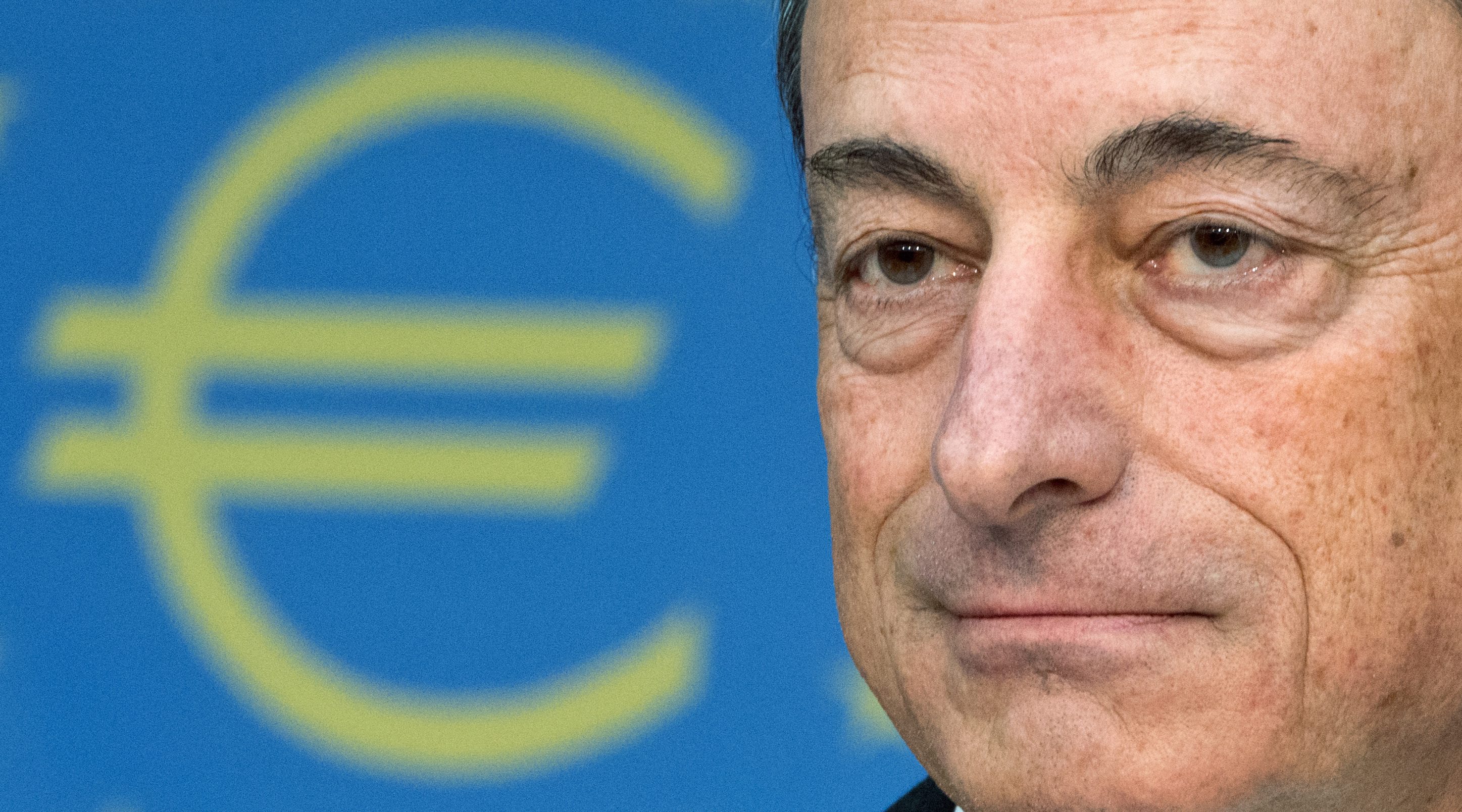 De voorbereidingen voor het optuigen van een nieuwe ronde stresstesten van de grootste Europese banken zijn in volle gang. Omdat de Europese Centrale Bank (ECB) straks ook het toezicht op de Europese banken voor zijn rekening moet nemen, is president Mario Draghi vast begonnen met het optuigen van strengere testen voor de banken die hij straks in de gaten moet houden. De ECB heeft om te beginnen banken geselecteerd met een balanstotaal van minstens 30 miljard euro. In totaal betekent dit dat de centrale bank zo’n 130 banken onder de loep zal nemen en 85 procent van het Europese bankenstelsel dekt. De Nederlandse banken ABN Amro, ING, Rabobank en SNS alsook de Bank Nederlandse Gemeenten en de Nederlandse Waterschapsbank prijken op het lijstje van banken die aan de test onderworpen zullen worden. De test zal in november starten en een jaar duren. Streng genoeg? De eerdere Europese stresstesten zijn vaak bekritiseerd, omdat ze niet streng genoeg zouden zijn. Zo kwam de Belgische bank Dexia eerder als één van de sterkste banken uit de test om vervolgens aan de afgrond te belanden. Hierom wordt er nu extra kritisch gekeken naar de testen die de ECB als aanstaand toezichthouder op de Europese banken gaat uitvoeren. Het onderzoek bestaat uit drie delen. In de eerste plaats zal de ECB de kwaliteit van de bezittingen van de banken onder de loep nemen. Een belangrijk onderdeel hierin is het kijken of de onderpanden van leningen die op de balansen staan juist gewaardeerd zijn. De test zal worden uitgevoerd op de balansen van de deelnemende banken op 31 december van dit jaar. Ook staatsobligaties onder de loep Bovendien zal er gekeken worden naar de "schokbestendigheid" van de activa op de balansen. In een toelichting benadrukte ECB president Draghi dat alle typen activa op de balansen onder de loep zullen worden genomen waaronder dus ook staatsobligaties. In eerdere testen zou er onvoldoende rekening gehouden worden met sterke waardeverminderingen van staatsobligaties van zwakke eurolanden. Juist de banken in die landen hebben veel staatspapier van de eigen overheid op de balans staan. Vervolgens worden dergelijke obligaties vaak weer als onderpand gebruikt voor andere leningen. Voldoende vet op de botten De ECB hanteert in eerste instantie een minimale kapitaaleis van 8 procent. Dat betekent dat banken een buffer moeten aanhouden die overeenkomt met minstens 8 procent van hun naar risico gewogen bezittingen. Die buffer kan weer worden onderverdeeld in een zogenoemd tier 1-ratio van minstens 4,5 procent. Deze kernbuffer bestaat voornamelijk uit het gewone aandelenkapitaal en andere reserves die onder het eigen vermogen vallen. De tweede grote component van de eis is een zogenoemde kapitaalconserveringsbuffer (beter bekend als capital conservation buffer) van 2,5 procent. Omdat het hier om allemaal systeemrelevante banken gaat, heeft de ECB er nog een procent extra bovenop gedaan. Verdere details over de stresstesten zal de ECB later nog bekendmaken, schrijft de instelling. Met name de scenario’s die de ECB zal gebruiken om de schokbestendigheid van de banken te testen zal interessant worden. Voorbereidingen kunnen beginnen Uiteraard wil de ECB graag een strenge test uitvoeren zodat het wanneer het straks toezicht moet houden op de Europese banken niet geconfronteerd wordt met plotselinge problemen. Waar nodig worden banken opgeroepen om ervoor te zorgen dat ze voldoende vet op de botten hebben om zonder kleerscheuren door de testen te komen. Een onderzoek van de Amerikaanse zakenbank Morgan Stanley onder beleggers eerder deze maand, wees volgens persbureau Reuters uit dat men verwacht dat onder de huidige omstandigheden tussen de 5 en de 10 banken niet voor de test zullen slagen. Die banken zouden in totaal zo’n 50 miljard euro aan extra kapitaal moeten ophalen om solide genoeg te worden. In opmars naar de strenge testen van Draghi zullen banken die nu al onraad ruiken dus voor het einde van het jaar op zoek moeten naar extra (risicodragend) vermogen om hun balans mee te versterken. De komende tijd zegt de ECB snel in Frankfurt met de deelnemende banken om de tafel te gaan zitten ter voorbereiding van de testen.