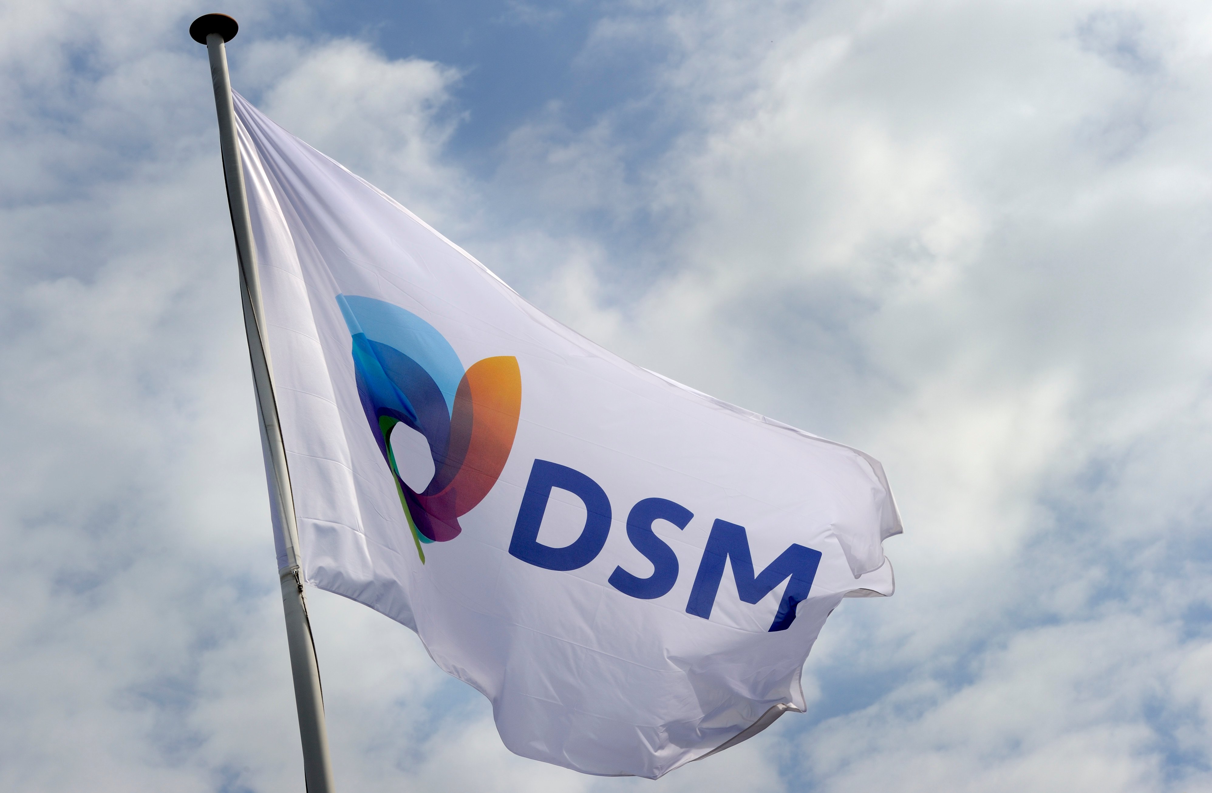 De Europese Commissie is akkoord met de samenwerkingsovereenkomst die DSM op farmaciegebied heeft gesloten met investeerder JLL Partners. De voorgenomen samenvoeging van activiteiten van de twee bedrijven stuit niet op concurrentiebezwaren omdat er weinig overlap is, stelde de toezichthouder woensdag. DSM maakte in november vorig jaar bekend dat het zijn divisie die op contractbasis medicijnen produceert voor farmaceutische bedrijven, onderbrengt in een joint venture met JLL Partners. Daarbij fuseert het bedrijfsonderdeel met zijn Amerikaanse branchegenoot Patheon. Hierdoor ontstaat een nieuw bedrijf met een jaaromzet van zo'n 2 miljard dollar.