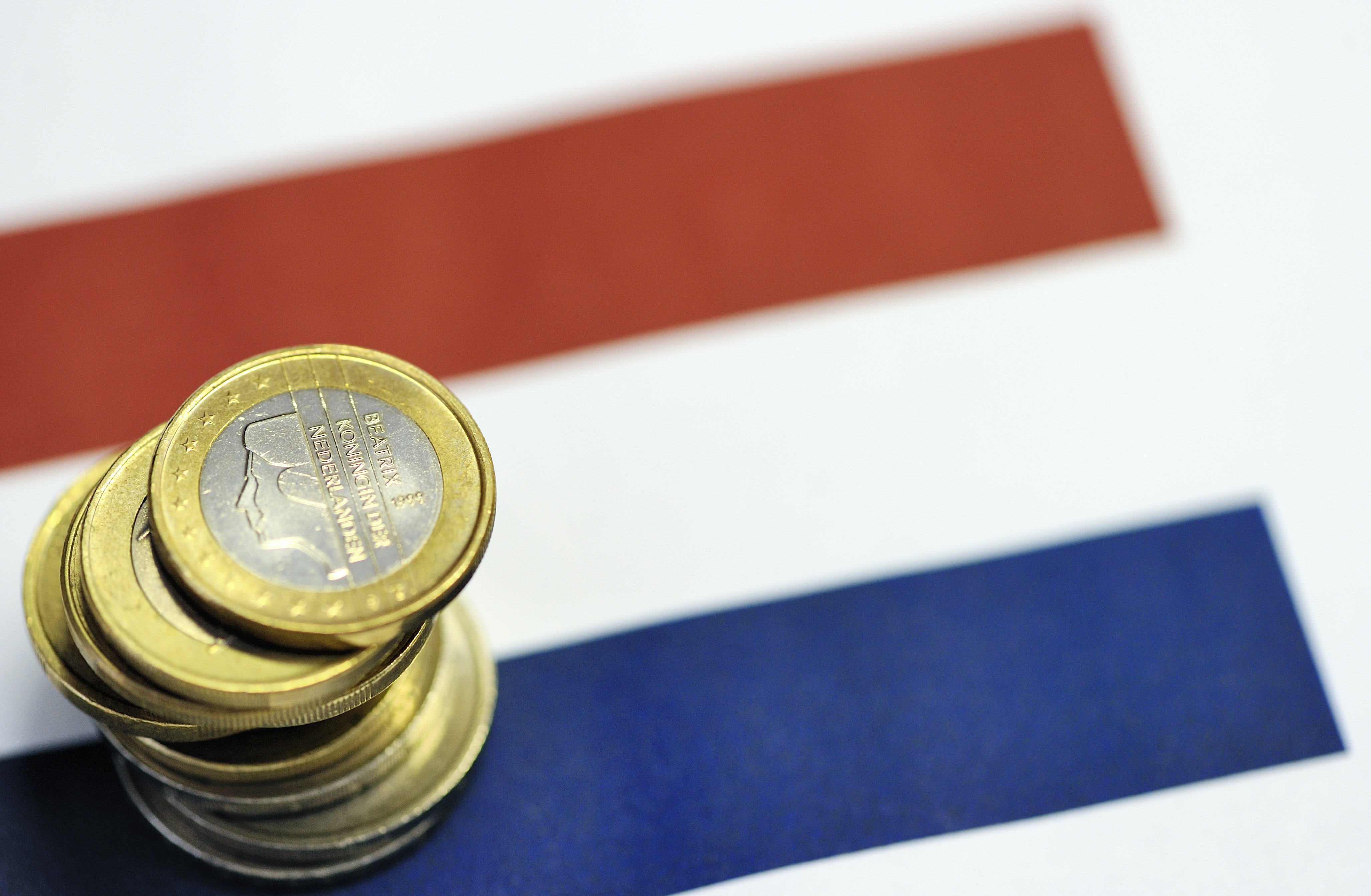 Na de stevige groei in het laatste kwartaal van vorig jaar, komt de Nederlandse economie in de eerste 3 maanden van dit jaar naar verwachting tot stilstand. Door persbureau Bloomberg geraadpleegde economen voorzien dat de economie noch groei, noch krimp laat zien. Een kleine krimp wordt door sommige economen ook niet uitgesloten. De teruggang komt volgens hen vooral door een daling van de autoverkopen en een lager gasverbruik als gevolg van het zachte winterweer. Vierde kwartaal vertekend beeld In het vierde kwartaal van 2013 groeide de economie met 0,9 procent ten opzichte van het voorgaande kwartaal. Maar dat werd vooral veroorzaakt doordat op de valreep op grote schaal auto's werden gekocht, om nog te kunnen profiteren van fiscale voordelen. "Dat gaf toen een flinke impuls aan de economie, maar dat voordeel valt nu helemaal weg. Het vierde kwartaal was eigenlijk te mooi om waar te zijn en geeft een vertekend beeld'', zegt Nico Klene, econoom bij ABN Amro. Hij voorziet dat de economie in het eerste kwartaal met 0,1 procent is gekrompen vergeleken met het vierde kwartaal van vorig jaar. Bouwproductie iets hoger Tim Legierse, econoom bij Rabobank, rekent op een min van 0,2 procent. De uitzonderlijk hoge temperaturen die het gasverbruik drukten, zorgden er volgens hem wel voor dat aannemers in de bouw hun werkzaamheden nauwelijks stil hoefden te leggen vanwege vorst. Hierdoor zal de bouwproductie iets hoger zijn uitgevallen. Het laatste kwartaal vorig jaar presteerde Nederland nog beter dan het gemiddelde van de eurozone. "Dat zal dit keer anders zijn'', schat Legierse. Maar dat betekent niet per definitie dat het slechter gaat met de economie. De Rabo-econoom verwacht dat het verschil vooral wordt bepaald door eenmalige effecten, niet door de onderliggende prestaties van bijvoorbeeld de export of de industrie. Het Centraal Bureau voor de Statistiek (CBS) maakt de cijfers donderdagochtend om 9.30 uur bekend. Lees ook Nederlandse economie trekt bij, maar kan Duitsland niet bijbenen Schuld Nederland neemt toe, maar rentelasten historisch laag