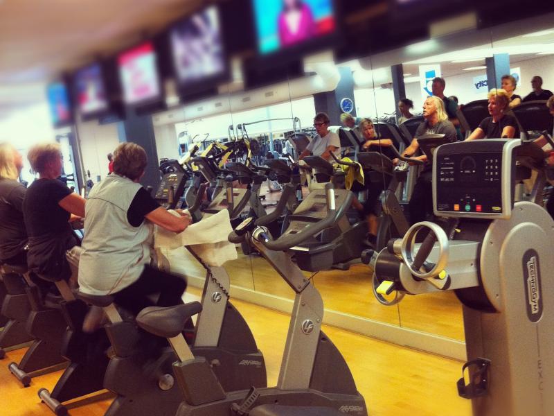 De fitnessketen HealthCity is weer volledig in handen van oprichters René Moos en Eric Wilborts. Ze zouden het belang van 50 procent dat de Belgisch Nederlandse investeringsmaatschappij Waterland in handen had, hebben overgenomen. Dat schrijft de Belgische zakenkrant De Tijd woensdag. Zowel Waterland als HealthCity wilden tegenover Z24 geen commentaar geven op het bericht. Eerder deden er al geruchten de ronde dat Waterland zijn belang zou willen verkopen en zou mikken op een deal waarbij de keten wordt gewaardeerd op zo’n 300 tot 400 miljoen euro. Op de website van Waterland staat op 11 september 2013 nog te lezen dat het fonds een belang heeft in de keten. Vorig jaar boekte HealthCity een omzet van 250 miljoen euro de bruto winst (ebitda) kwam uit op een slordige 35 miljoen euro. In 2004 ontstond HealthCity toen de fitness centra van René Moos en zijn partner Dennis Aarts werden samengevoegd met de centra van Wilborts. Al snel groeide de keten als kool. Na 2005 ging het helemaal als een speer toen Waterland instapte. Het bedrijf deed meer dan 20 verschillende overnames en spreidde zijn vleugels uit binnen Europa. Inmiddels vallen er verschillende ketens onder HealthCity International zoals HealthCity en Basic Fit. In totaal zijn er meer dan 400.000 mensen lid van de sportscholen binnen het imperium en vallen er ruim 260 sportscholen in landen als Nederland, Duitsland, Luxemburg, Frankrijk, Italië en Spanje onder de keten. In België en in ons land is de groep zelfs marktleider.