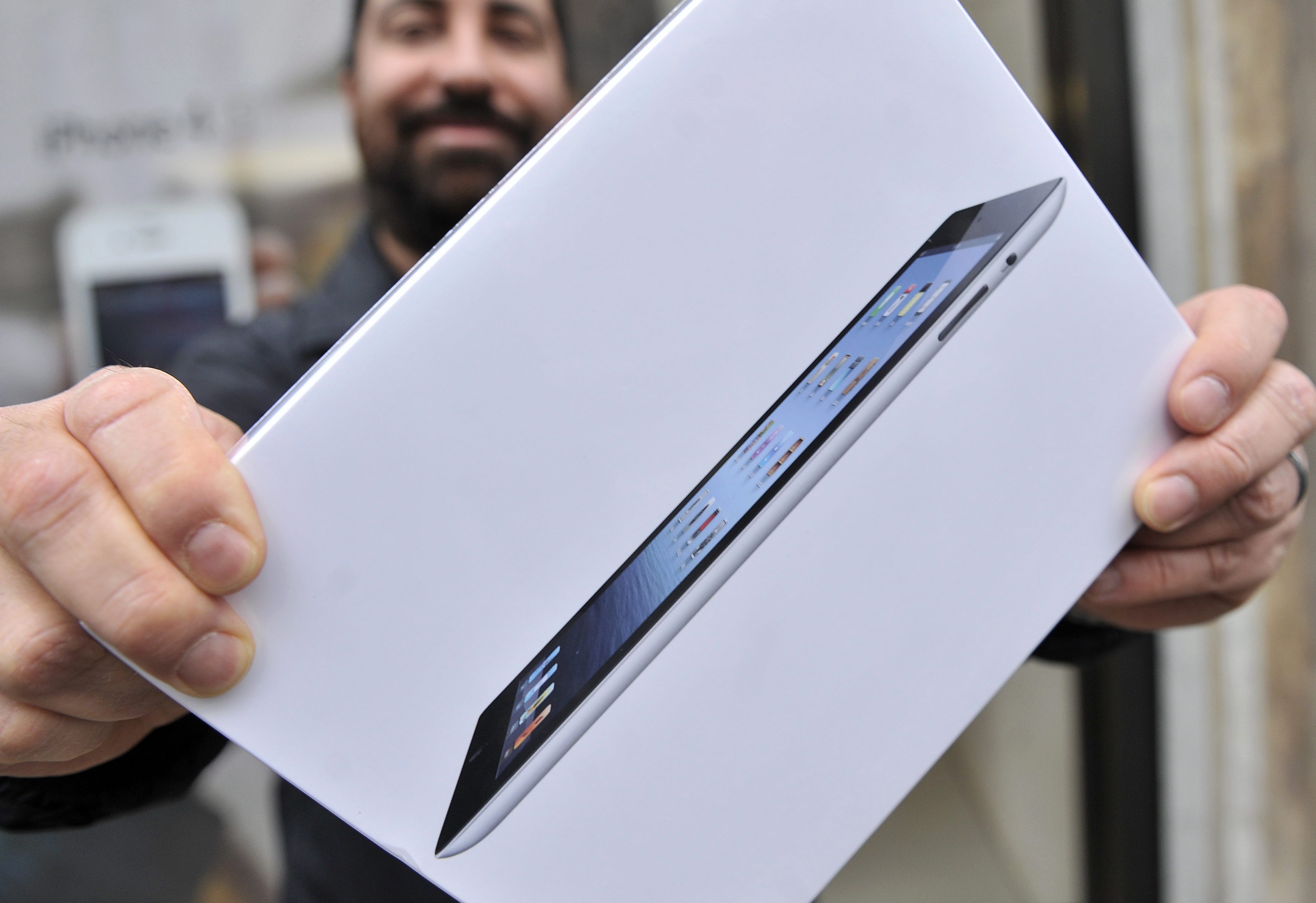 Apple brengt halverwege oktober waarschijnlijk een nieuwe generatie iPads op de markt. Dat meldt persbureau Bloomberg op basis van een ingewijde bij het techconcern. Naast nieuwe versies van de iPad Air en iPad Mini, zou Apple werken aan een tablet met een scherm van 12,9 inches. Dat is een stuk groter dan de huidige iPad Air (9,7 inch) en de iPad Mini (7,9 inch). Door meer keus te bieden hoopt Apple de iPad-verkopen een impuls te geven. Het aantal verkochte iPads neemt al twee kwartalen op rij af in vergelijking met dezelfde periode een jaar eerder. Eén van de redenen daarvoor is dat smartphones steeds groter worden. De huidige topmodellen met Android hebben schermen tussen de 5 en 6 inch. Ook Apple speelt in op deze trend en onthulde vorige week twee nieuwe iPhones met grotere schermen. Tablets weer aantrekkelijk maken De grotere smartphones gaan ten koste van de tablet-verkopen, met name van goedkopere modellen van 7 en 8 inch. Met een grotere iPad breidt Apple de bovenkant van de markt uit en hoopt zo een nieuwe groep consumenten aan te spreken. Microsoft deed onlangs een vergelijkbare zet door hun Surface 3-tablet van een 12 inch-scherm te voorzien. Daarmee springt het concern uit Redmond in het gat tussen de tablet en laptop. Lees ook 7 redenen waarom we minder tablets kopen Dit zegt de Apple Watch over het verschil tussen Apple en Google Dit gaat de iPhone 6 in Nederland kosten