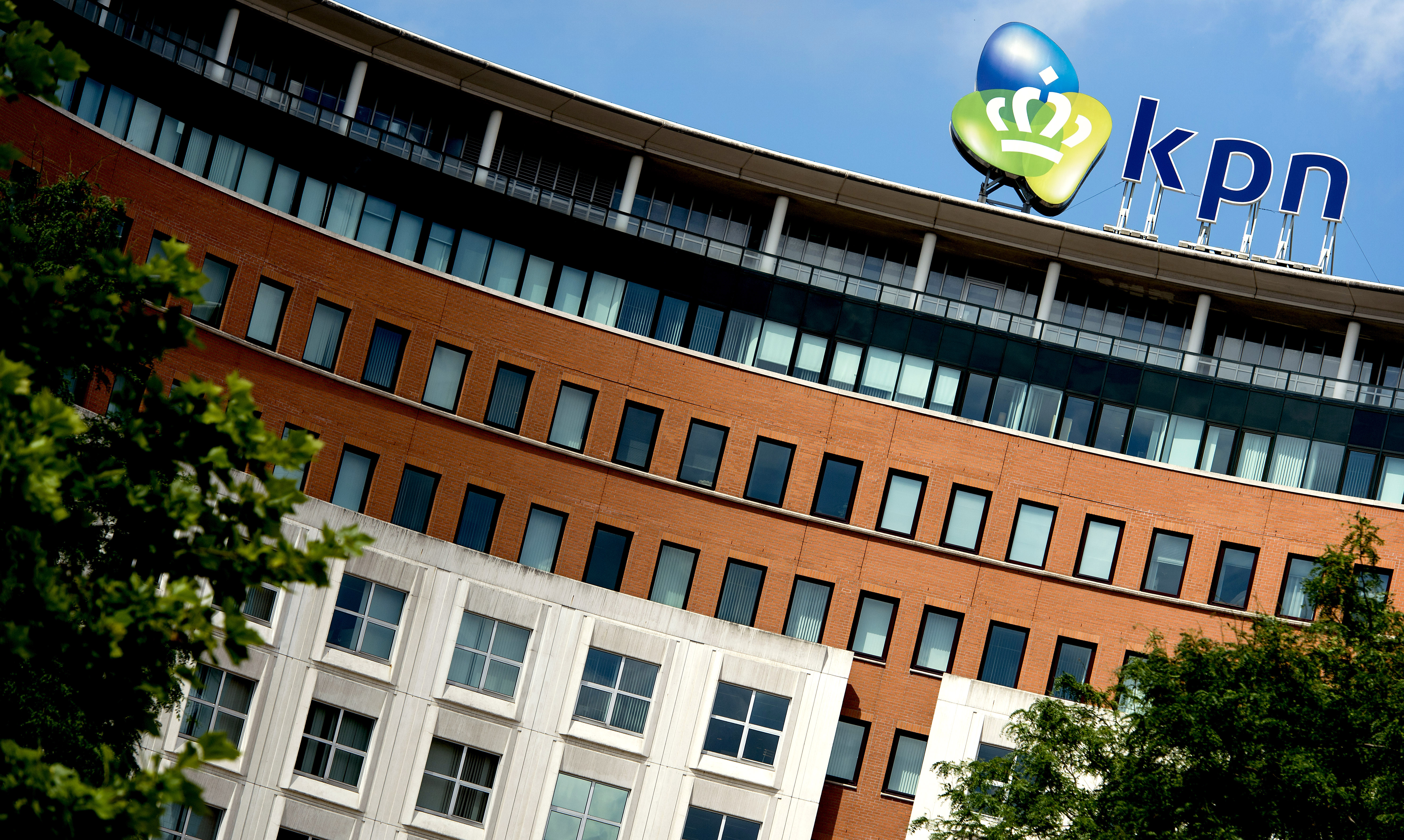 Het akkoord dat KPN met de belastingdienst heeft gesloten over het boekverlies na de verkoop van E-Plus is voor het bedrijf ,,een mooie meevaller'', zegt analist Jos Versteeg van Theodoor Gilissen. De omvang van het fiscale boekverlies is voor Versteeg wel een verrassing. KPN mag nu het bedrag van 3,7 miljard euro aftrekken van de belasting. Eerder noemde KPN een bedrag van 1,3 miljard euro dat als verlies zou worden geleden, maar daarbij ging het om een andere rekenmethode. Overigens komt de overeenkomst van KPN met de belastingdienst ,,niet uit de lucht vallen''. Dit soort akkoorden worden vaker gesloten, aldus Versteeg. KPN zelf is er blij mee, voegde de analist toe.