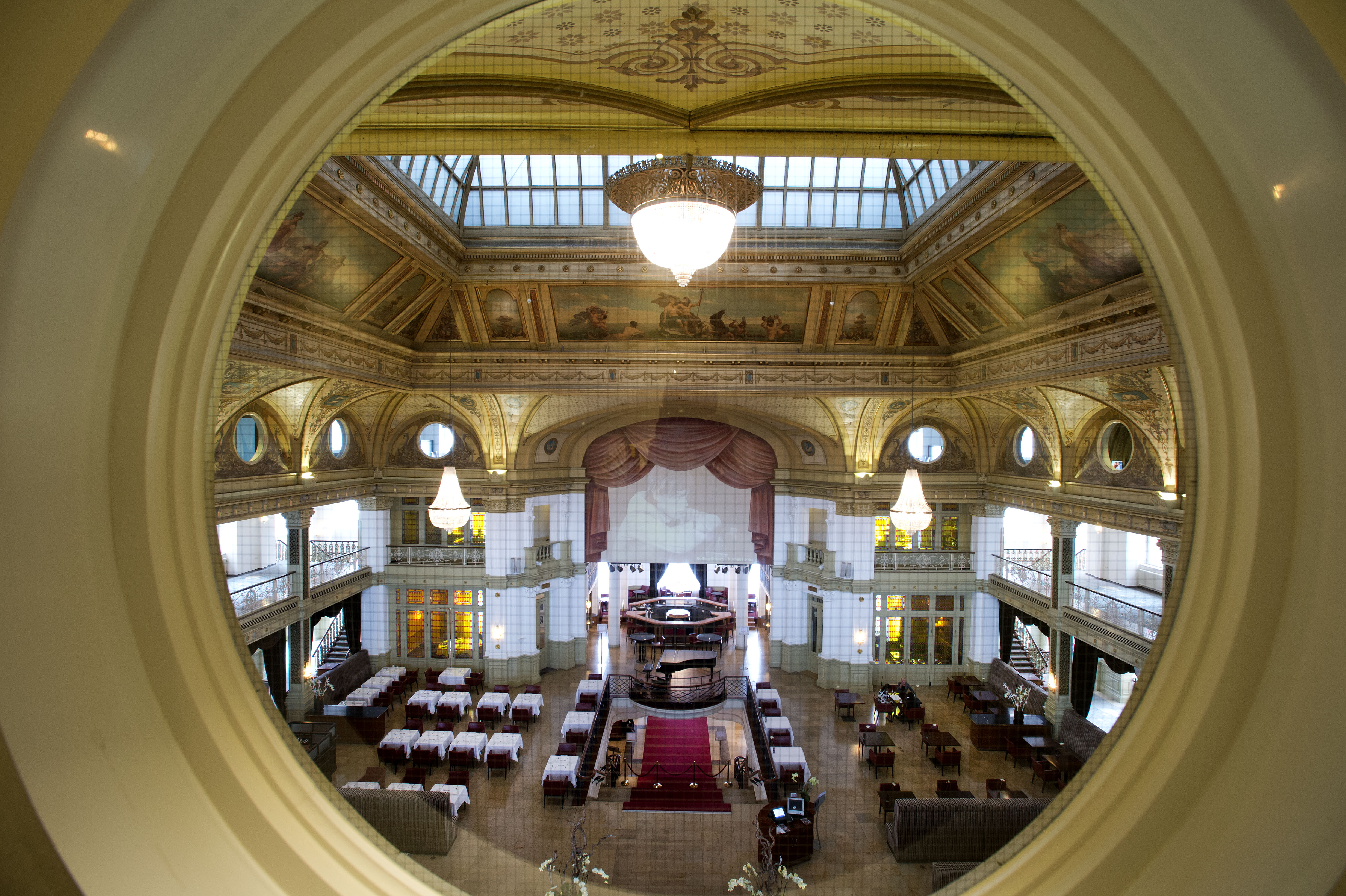 Het Kurhaus in Scheveningen is failliet verklaard en de overname van het hotel door de Amrâth Hotelgroep is bijna rond. Dat heeft bewindvoerder Marc Udink vrijdag laten weten. ,,We zijn er bijna uit'', zei Udink over de overname, zonder details te geven. Het Kurhaus is vrijdagochtend failliet vesrklaard. Vermoedelijk wordt het vastgoedonderdeel, waar het gebouw in is ondergebracht, ook failliet verklaard, aldus Udink. ,,Het streven is dat de deuren openblijven. Voor de klanten, voor het personeel én voor Nederland.'' Dinsdag kreeg het hotel van de rechter uitstel van betaling. De exploitant van het luxehorecabedrijf, Steigenberger Hotels, maakte vorig jaar al bekend dat het hotel te koop stond. Het Duitse concern exploiteert het Kurhaus sinds 1979. Het monumentale gebouw aan de Scheveningse boulevard werd gebouwd in 1885.