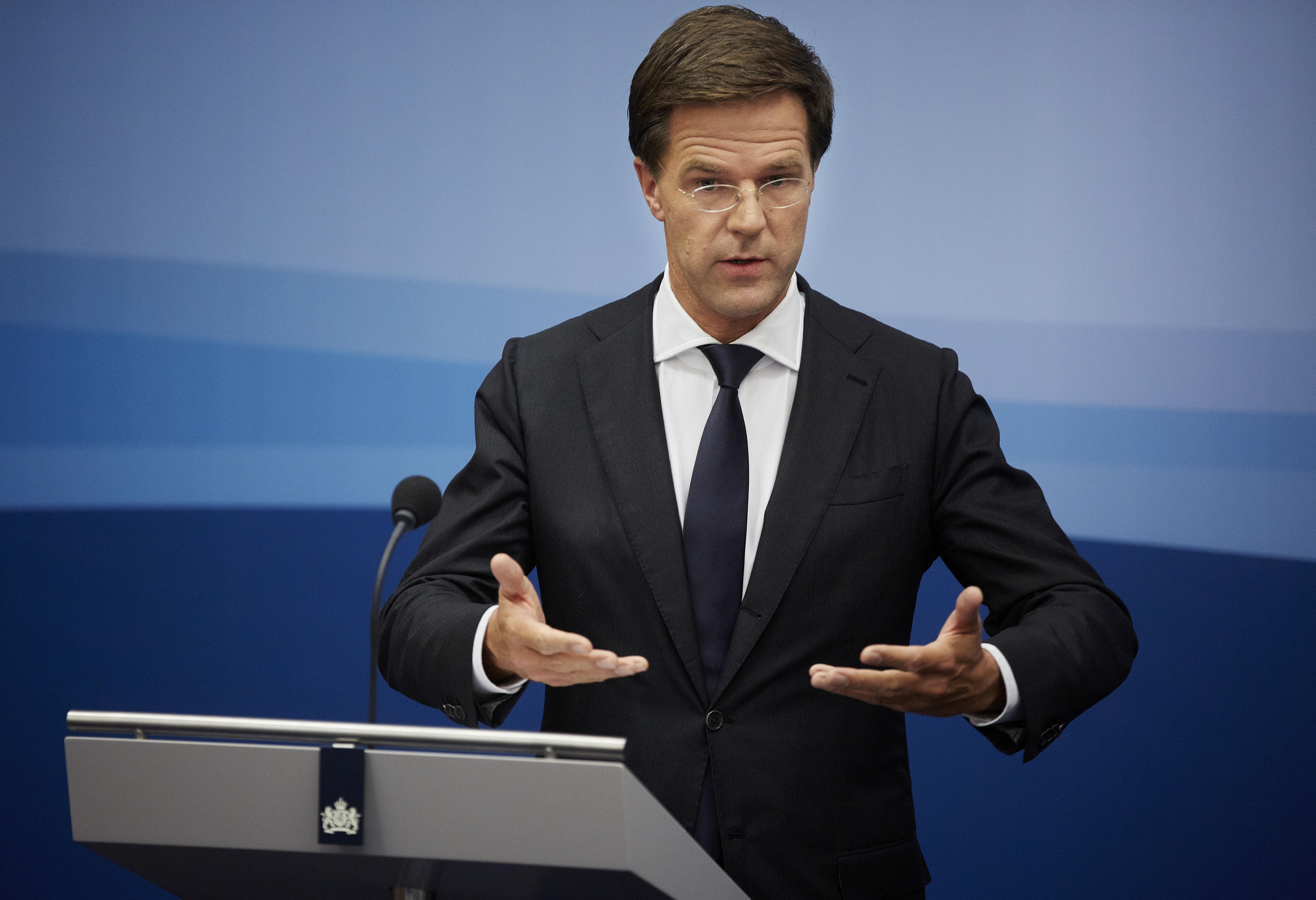Te weinig mogelijkheden om geld te lenen bij banken, een inflexibele arbeidsmarkt, bureaucratische rompslomp en hoge belastingen. Die factoren hebben eraan bijgedragen dat Nederland drie plaatsen is gedaald op de ranglijst van de meest concurrerende economieën van het World Economic Forum (WEF). Het rapport van het WEF, dat woensdag verschijnt, stelt dat het afglijden van Nederland voornamelijk het gevolg is van zwakke financiële markten, waarbij er vooral zorgen zijn over de stabiliteit van banken. De mogelijkheden om geld te lenen bij banken wijst het WEF aan als het meest problematische aspect voor het zakendoen in Nederland. Daarna komt de inflexibele arbeidsmarkt, de bureaucratie, een gebrek aan kapitaal voor innovatie en de hoge belastingdruk. Scherpere keuzes Voor de oppositie in de Tweede Kamer toont de daling van de vijfde naar de achtste plaats aan dat de regering scherpere keuzes moet maken, met de landen uit de top van de lijst als voorbeeld: Zwitserland, Singapore en Finland. D66 en de SP pleiten voor meer investeringen in onderwijs en innovatie. Ook het CDA zoekt de verbeteringen in die hoek; volgens de christendemocraten doet het kabinet te weinig om Nederlandse topsectoren verder vooruit te helpen. Falend economisch beleid De kritische Kamerleden krijgen bijval uit academische hoek. Professor Henk Volberda van de Erasmus Universiteit in Rotterdam stelt dat Nederland "ondubbelzinnige focus" moet leggen op "excellent onderwijs en superieure innovatie". Hij vindt dat het topsectoren-beleid van de overheid niet goed uit de verf. Volberda spreekt zelfs van een "falend kabinetsbeleid en topsectorenaanpak van het Ministerie van Economische Zaken". Het beleid is volgens de hoogleraar een "wassen neus" als de noodzakelijke investeringen vanuit overheid en bedrijven achterwege blijven. Ook het bedrijfsleven investeert volgens hem te weinig in onderzoek en ontwikkeling. Duidelijke keuzes Nederland is op de lijst voorbijgestreefd door Duitsland en de Verenigde Staten en moet verder nog Zweden en Hongkong voor zich dulden. D66-leider Alexander Pechtold concludeerde daaruit dat landen die duidelijke keuzes maken het economisch beter doen. VVD-Kamerlid Anne-Wil Lucas vindt ook dat Nederland het "ronduit slecht" doet, maar ze ziet de ranglijst tegelijkertijd als bewijs "dat het kabinet de goede weg is ingeslagen met het verbeteren van kredietverlening aan ondernemers, hervorming van de arbeidsmarkt en het op orde brengen van de overheidsfinanciën." Innovatieve kracht De "pijnlijke terugval", zoals Pechtold het noemde, is vanwege de timing tevens pijnlijk voor premier Mark Rutte. Hij verwees er maandag tijdens zijn H.J. Schoo-lezing nog trots naar dat Nederland sinds vorig jaar weer in de top-5 van de stond. D66 wil met Rutte in debat over de ranglijst. Overigens prijst het WEF wel de innovatieve kracht van Nederlandse bedrijven. Ook zijn de onderzoekers te spreken over de kwaliteit van het onderwijs en de infrastructuur. Ondanks het te hoge begrotingstekort is de "macro-economische omgeving sterker dan die van veel andere ontwikkelde economieën", aldus het WEF. Lees ook Jeroen de Boer: Rutte moet regeren, niet polderen Het ministerie van Economische Zaken stelde dinsdag in reactie op het onderzoek dat Nederland liever de nummer 5 is van de wereld dan de nummer 8. Tegelijkertijd blijven de investeringen in onderwijs op peil, ondanks de forse bezuinigingen. Ook blijft het trainen en opleiden van technici, om zo de innovatiekracht van Nederland te versterken, één van de grootste prioriteiten, aldus het departement.