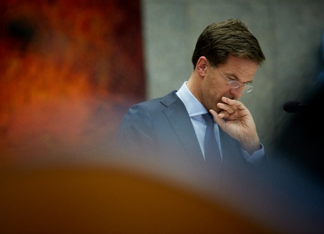 De Tweede Kamer heeft premier Mark Rutte woensdag schriftelijk om opheldering gevraagd over uitspraken die hij in juni 2012 zou hebben gedaan tegenover EU-president Herman Van Rompuy. Rutte zou volgens de Volkskrant in een gesprek hebben gedreigd dat Nederland uit de eurozone zou stappen als Van Rompuy verder zou gaan met zijn dwingende contracten voor lidstaten. De PVV en de SP wilden hierover nog deze week in debat met Rutte. Maar een meerderheid van de Tweede Kamer voelt er niets voor het meireces daarvoor te onderbreken. Wel was er woensdag voldoende steun in de Kamercommissie voor Europese Zaken voor een verzoek van GroenLinks aan Rutte om voor donderdagmiddag een toelichting te geven in een brief. GroenLinks-Kamerlid Jesse Klaver vindt het "belachelijk als onze premier gedreigd zou hebben uit de euro te stappen. Uit angst voor euro-kritische geluiden zet Rutte zo onze banen en economie op het spel. We hebben leiderschap nodig in Europa, geen politici die bij elk meningsverschil dreigen de euro te verlaten." In de Kamercommissie voor Financiën loopt nog een verzoek van de PVV om snel een algemeen overleg te houden met Rutte over diens vermeende dreigement. De fractiespecialisten die in deze commissie zitten, kunnen tot donderdagmiddag aangeven of ze dat willen en wanneer dan.