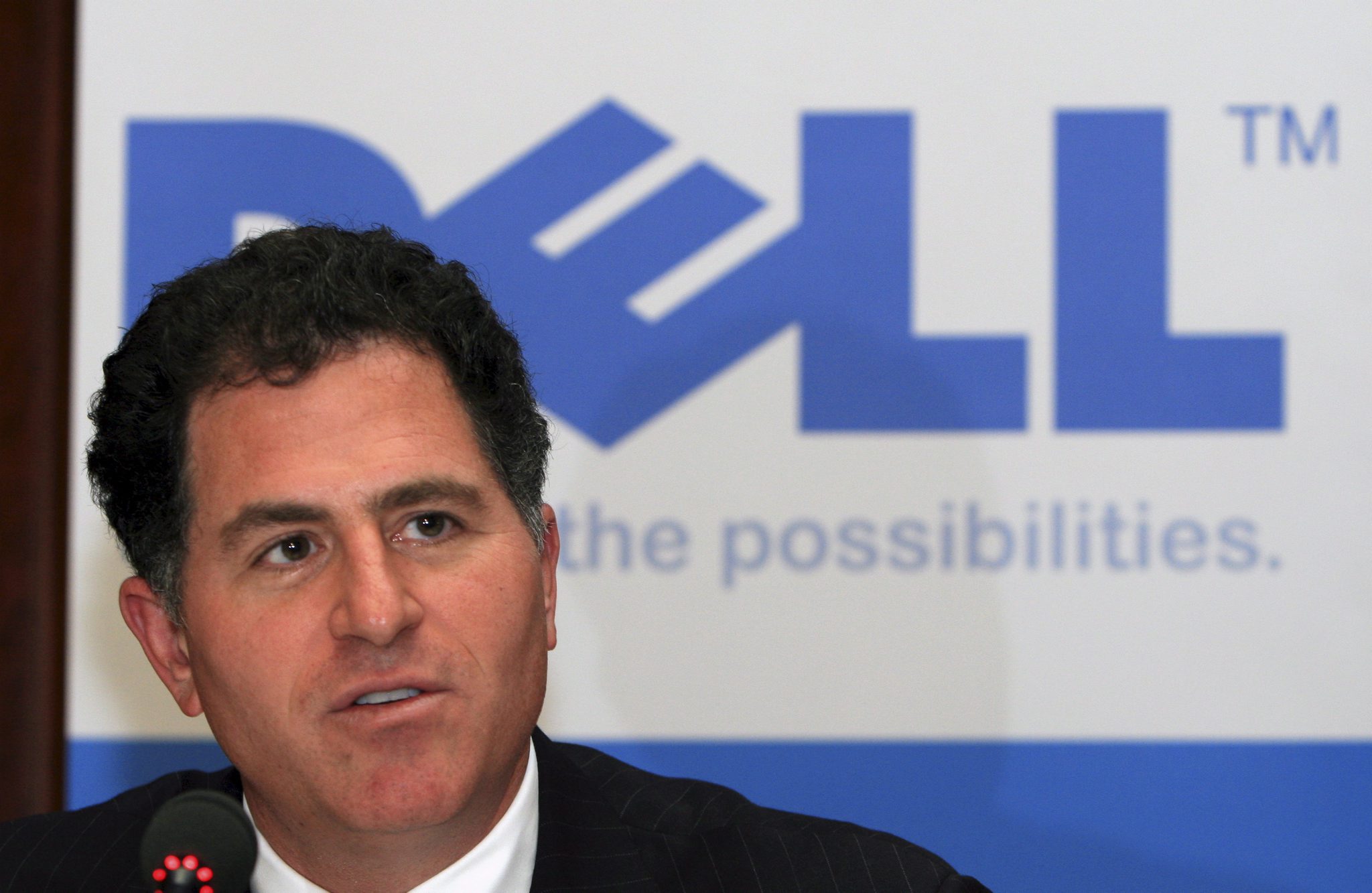 Aandeelhouders van Dell hebben donderdag ingestemd met de overname van het bedrijf door oprichter en topman Michael Dell. Die wil het computerbedrijf samen met investeringsmaatschappij Silver Lake voor circa 25 miljard dollar (bijna 19 miljard euro) van de beurs halen. Dell en Silver Lake waren maandenlang verwikkeld in een verhitte strijd met grootaandeelhouder en miljardair Carl Icahn. Die vond dat het bedrijf met het bod werd ondergewaardeerd en kwam met een eigen voorstel om Dell beursgenoteerd te houden. Icahn gaf zijn strijd eerder deze week op. Bestuursvoorzitter Michael Dell, die het bedrijf als student in 1984 oprichtte, wil Dell zonder druk van aandeelhouders hervormen zodat het de strijd aankan met producenten van smartphones en tablets. Goedkope modellen van Dell Dell groeide eind vorige eeuw hard door de sterke opkomst van de pc en de laptop. Daarbij wist het concurrenten achter zich te houden door goedkope modellen te bieden, die bij klanten thuis werden bezorgd. De afgelopen jaren gingen de verkopen echter achteruit, doordat consumenten steeds meer kiezen voor mobiele apparaten. Met het bedrag van 25 miljard dollar gaat het om de grootste uitkoop met geleend geld sinds hotelbedrijf Hilton door investeerder Blackstone in 2007 van de beurs werd gehaald. Uitgerekend donderdag werd bekendgemaakt dat Hilton later dit jaar 1,25 miljard dollar wil ophalen door gedeeltelijk terug te keren naar de beurs.