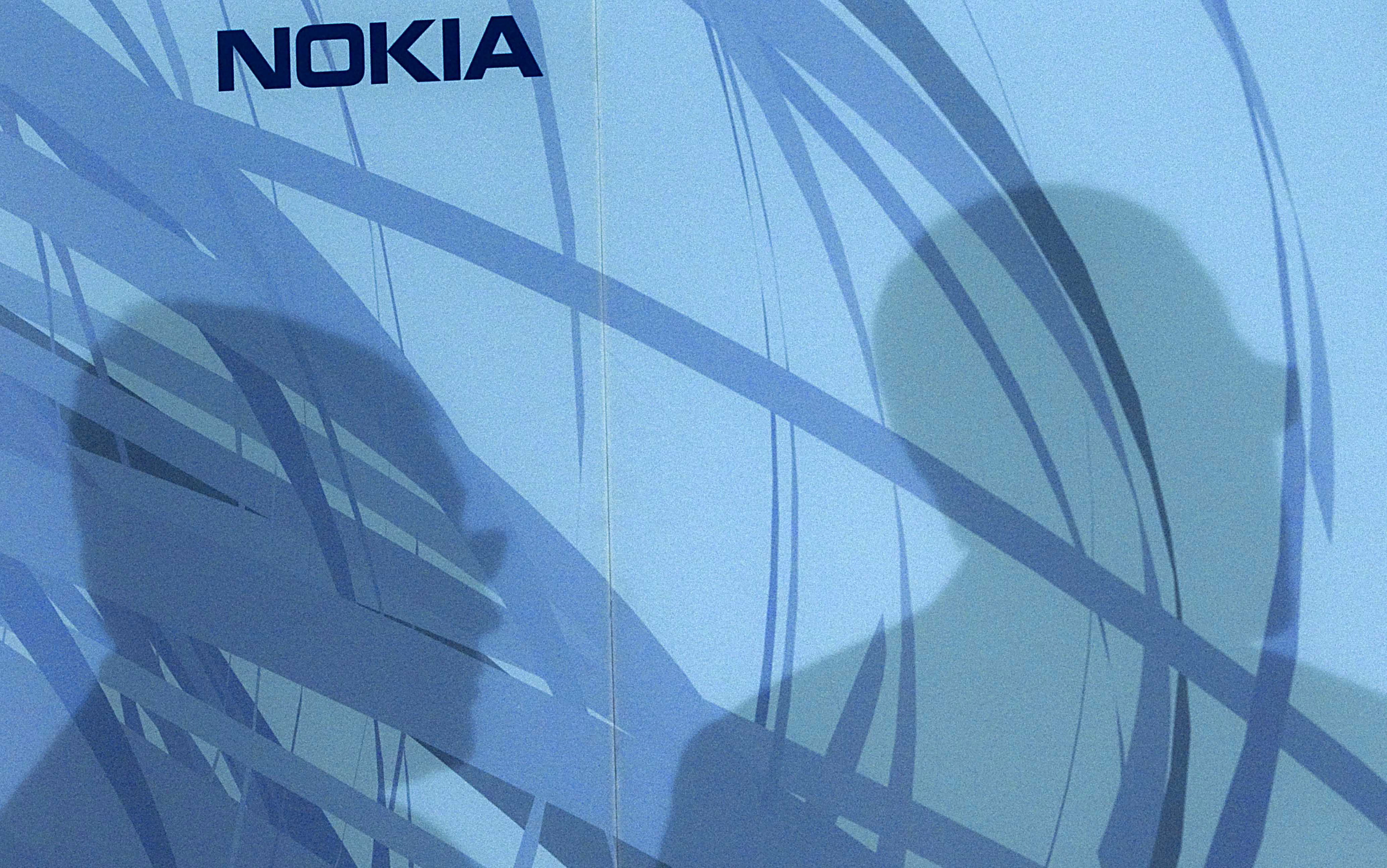 Met de verkoop van de telefoontak aan Microsoft breekt er een nieuw hoofdstuk aan voor Nokia. Kan het bedrijf dat ooit begon als molen voor houtpulp zich weer opnieuw uitvinden? Sinds Microsoft en Nokia twee jaar geleden besloten om samen te werken, speculeerden analisten al over een overname van het Finse bedrijf. Dinsdag was het zover. Microsoft maakte bekend dat het de divisie van Nokia die mobiele apparaten maakt overneemt voor 3,79 miljard euro. Telefoons met een Nokia-logo zullen niet helemaal verdwijnen. Microsoft heeft een licentieovereenkomst gesloten met de Finnen, waardoor het tien jaar lang simpele mobiele telefoons mag verkopen onder de Nokia-merknaam. Die zijn met name populair in opkomende landen. Maar nieuwe Nokia-smartphones zullen niet meer op de markt komen.