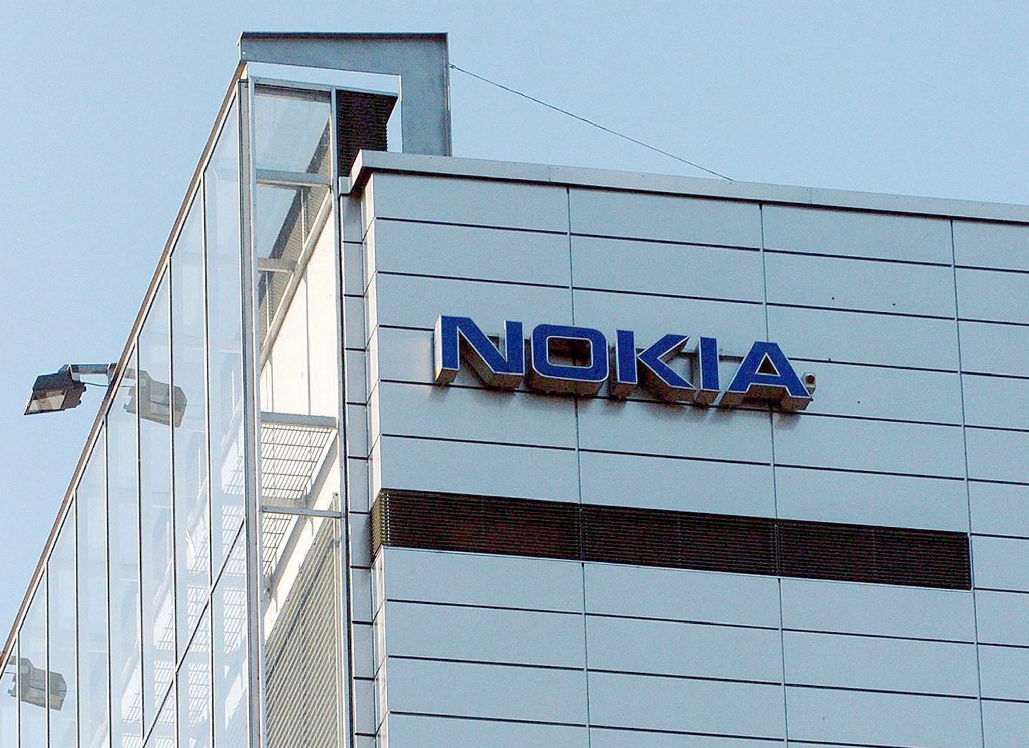 Het Finse Nokia heeft in het vierde kwartaal weer zwarte cijfers geschreven. Het bedrijf profiteerde vooral van de groeiende vraag naar betere mobiele netwerken, dat sinds de verkoop van de mobieltjesdivisie de voornaamste activiteit van Nokia is. Dat bleek donderdag bij de presentatie van de jaarcijfers. De winst in het vierde kwartaal kwam uit op 443 miljoen euro. Een jaar eerder resteerde er onder de streep een verlies van 26 miljoen euro. Nokia heeft de afgelopen periode een flinke reorganisatie doorgevoerd. Daardoor is de winstgevendheid vergroot. Het vierde kwartaal was goed voor een omzetstijging van 8 procent tot 3,4 miljard euro. De totale jaaromzet van Nokia kwam uit op 12,7 miljard euro, een fractie meer dan een jaar eerder. Bij de belangrijkste tak netwerken daalde de omzet 1 procent tot 11,2 miljard euro. Ook bij de patenten- en kaartendivisie boekte het bedrijf betere resultaten. De operationele winst was met 170 miljoen euro wel beduidend lager dan de 518 miljoen die overbleef na 2013.