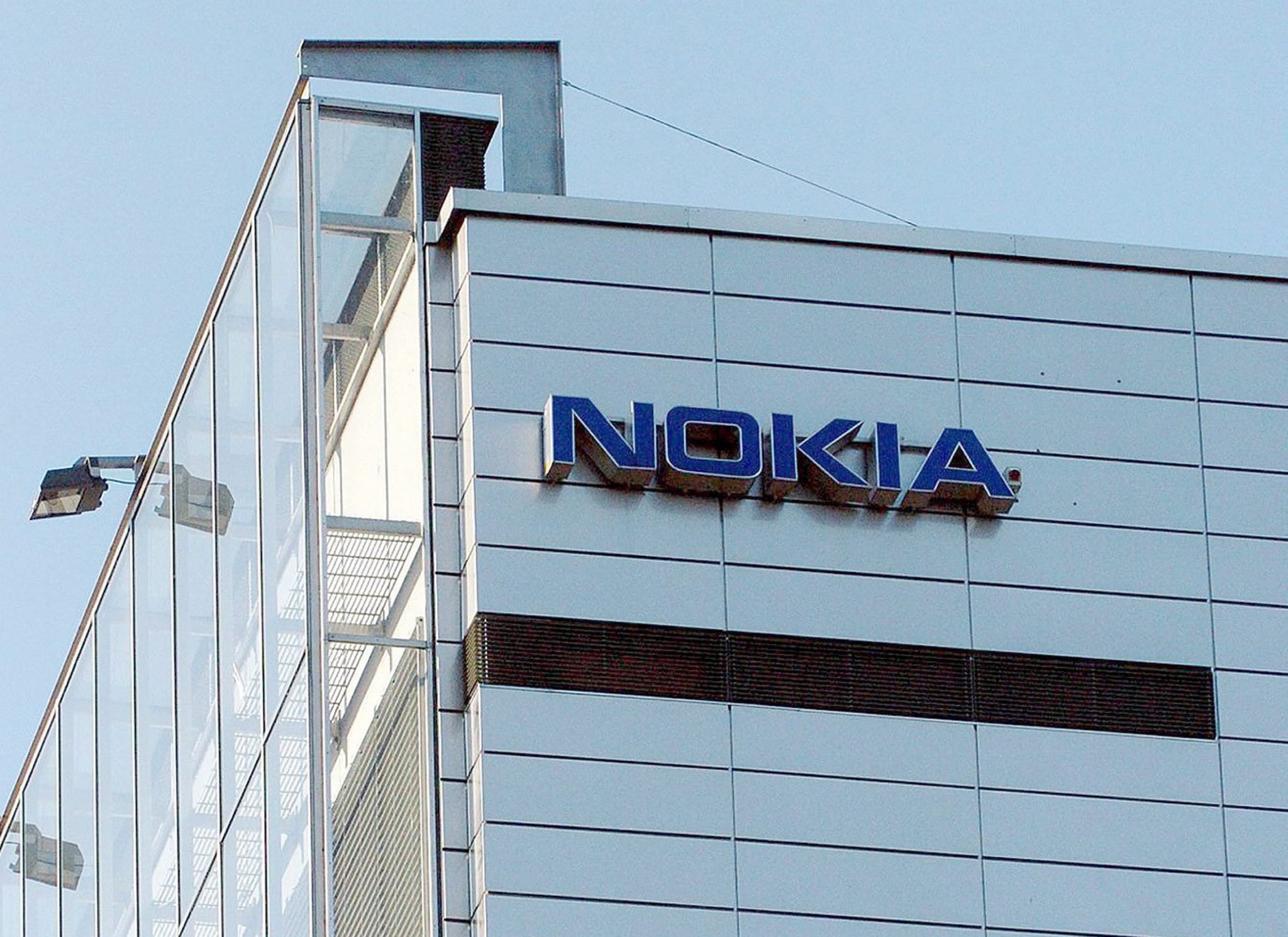 Het Finse Nokia heeft in het vierde kwartaal weer zwarte cijfers geschreven. Het bedrijf profiteerde vooral van de groeiende vraag naar betere mobiele netwerken, dat sinds de verkoop van de mobieltjesdivisie de voornaamste activiteit van Nokia is. Dat bleek donderdag bij de presentatie van de jaarcijfers. De winst in het vierde kwartaal kwam uit op 443 miljoen euro. Een jaar eerder resteerde er onder de streep een verlies van 26 miljoen euro. Nokia heeft de afgelopen periode een flinke reorganisatie doorgevoerd. Daardoor is de winstgevendheid vergroot. Het vierde kwartaal was goed voor een omzetstijging van 8 procent tot 3,4 miljard euro. De totale jaaromzet van Nokia kwam uit op 12,7 miljard euro, een fractie meer dan een jaar eerder. Bij de belangrijkste tak netwerken daalde de omzet 1 procent tot 11,2 miljard euro. Ook bij de patenten- en kaartendivisie boekte het bedrijf betere resultaten. De operationele winst was met 170 miljoen euro wel beduidend lager dan de 518 miljoen die overbleef na 2013.