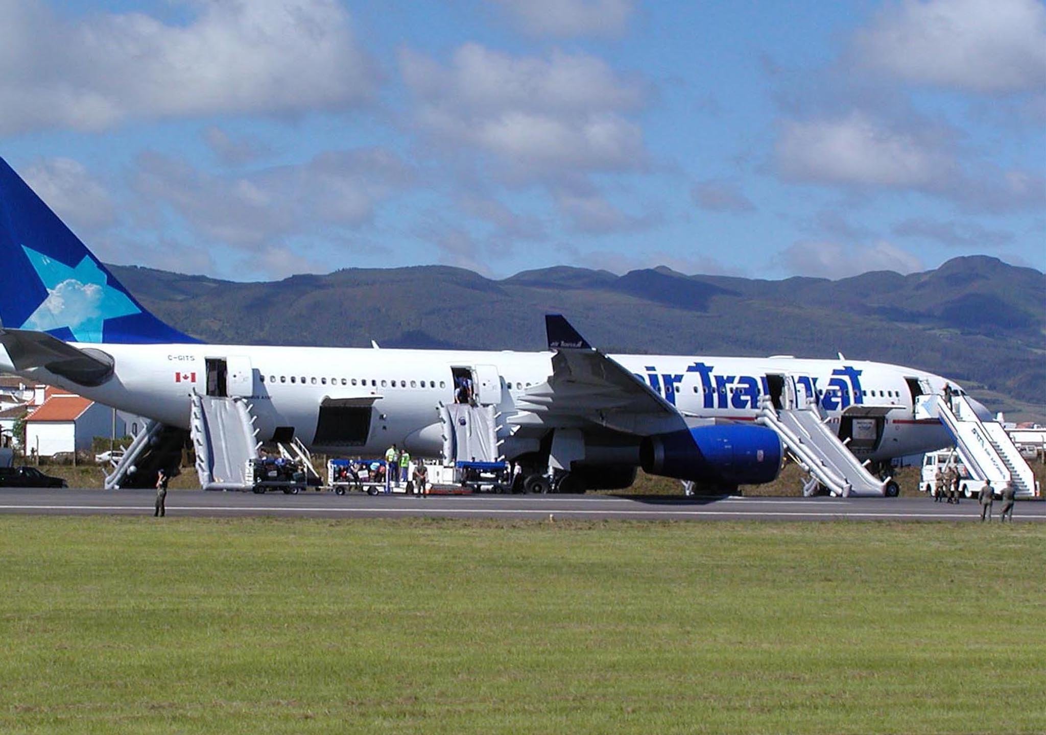 Vs air. Air Transat 236. Air Transat Flight 236. A330, 24 августа 2001 года. Airbus a330-243 2001.