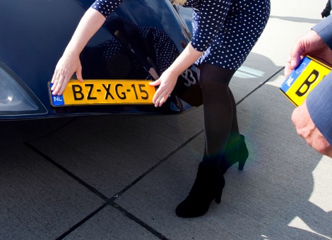 Een rode 'nee' betekent vanaf 2015 dat je auto niet meer welkom is in het centrum van Utrecht. Sinds woensdagochtend checkt de gemeente alle kentekens op drie drukke invalswegen. Een 'nee' flitst op als het kenteken hoort bij te oude dieselauto's of -busjes. Die mogen niet meer in de Utrechtse milieuzone komen. Utrecht is de eerste gemeente die van de binnenstad een milieuzone heeft gemaakt. Het was de bedoeling om vanaf 1 januari ook nieuwe verkeersborden langs de weg te plaatsen, maar het ministerie van Infrastructuur is niet op tijd klaar met een wijziging van het Reglement Verkeersregels en Verkeerstekens (RVV) die nodig is om het bord officieel te maken. Het nieuwe verbodsbord is waarschijnlijk op 1 mei wel klaar. Tot die tijd krijgen bestuurders van vieze auto's in het Utrechtse centrum wel een waarschuwing, maar geen boete van 160 euro. Luchtkwaliteit verbeteren In de milieuzone zijn personenauto's en bestelbusjes op diesel van voor 2001 niet meer welkom. De gemeente wil de luchtkwaliteit in de stad verbeteren. "Door een klein aantal auto's te weren die 30 keer viezer zijn dan de rest, vermindert de roetuitstoot met 30 procent", zei wethouder Lot van Hooijdonk bij de start van de campagne. ,,Ik hoop dat onze milieuzone navolging krijgt in andere steden." Volgens Van Hooijdonk mag 2 procent van het Utrechtse wagenpark niet meer in het centrum rijden, in totaal zo'n 4500 voertuigen. De gemeente geeft bezitters van heel oude auto's een subsidie als ze hun wagen laten slopen. Oldtimers van meer dan 40 jaar oud zijn wel welkom.