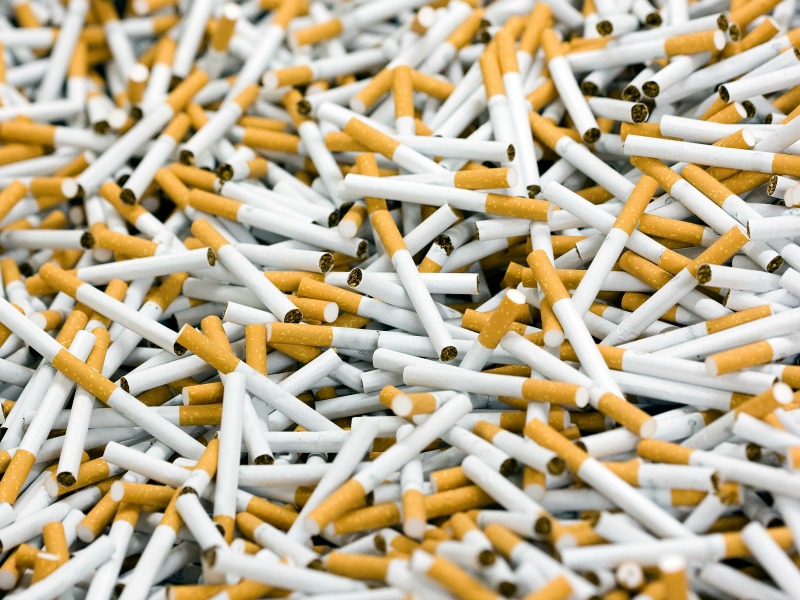 Philip Morris heeft afgelopen kwartaal opnieuw minder sigaretten verkocht dan een jaar eerder. De Amerikaanse producent van merken als Marlboro, L&M en Chesterfield zag de omzet daardoor dalen en boekte minder winst dan in het tweede kwartaal van 2013. Dat blijkt uit donderdag gepubliceerde cijfers. Philip Morris verscheepte in het tweede kwartaal in totaal 222,8 miljard sigaretten. Dat was bijna 3 procent minder dan een jaar eerder. De omzet zakte met 1,5 procent tot 7,8 miljard dollar (5,8 miljard euro). De nettowinst ging met 13 procent omlaag naar 1,9 miljard dollar. De sigarettenfabrikant waarschuwde vorige maand al dat de winst dit jaar lager zou uitvallen dan eerder gedacht, onder meer door de kosten van de sluiting van zijn sigarettenfabriek in Bergen op Zoom. Philip Morris nam in dat verband afgelopen kwartaal een last van 488 miljoen dollar.