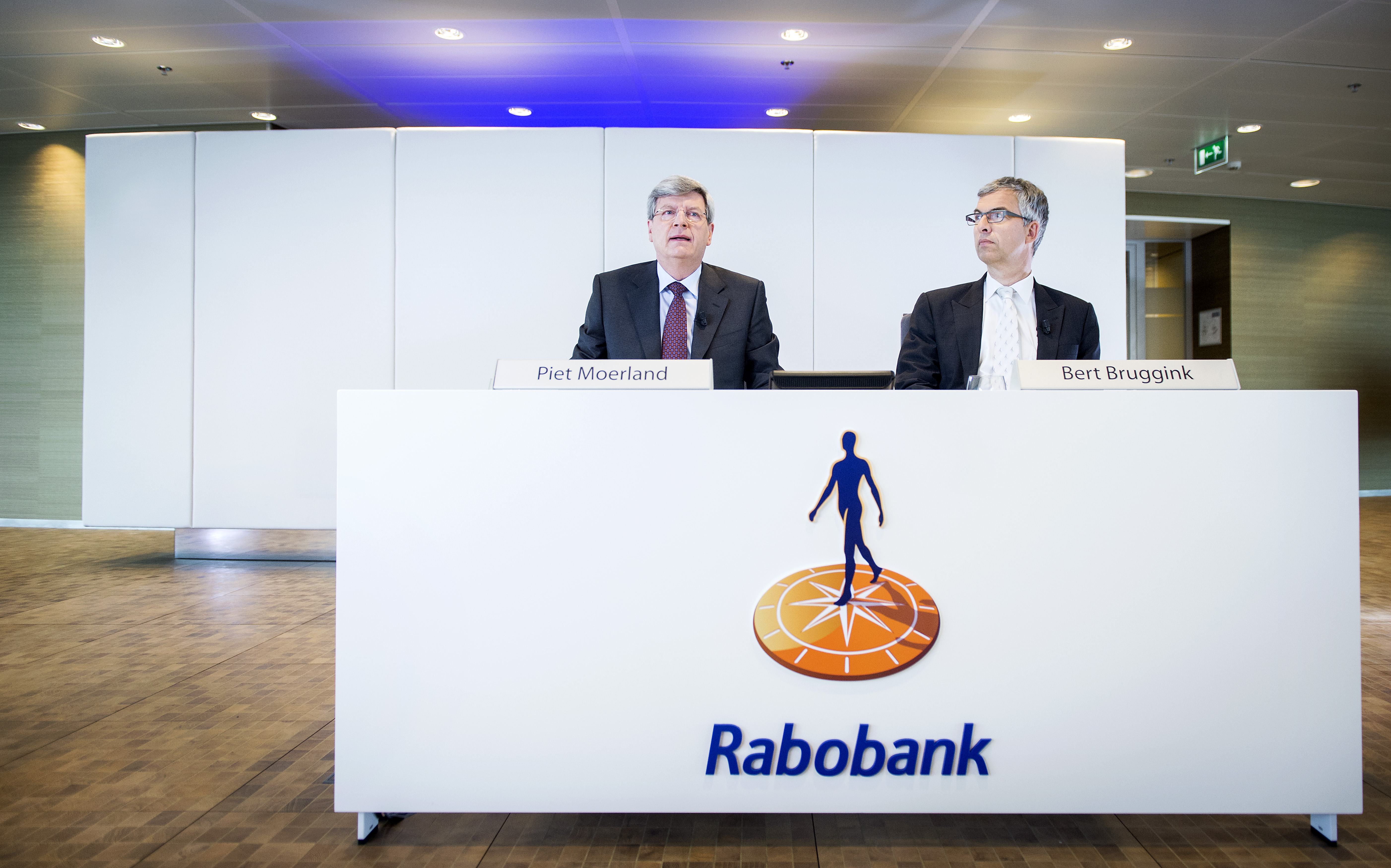 Rabobank wil de manier waarop het topbestuur de bank leidt, ingrijpend herzien. Er liggen enkele voorstellen op tafel, waaronder een plan om de zeskoppige raad van bestuur te reduceren tot twee personen. Dat meldde het Financieele Dagblad (FD) dinsdag op basis van ingewijden. Onder de toplaag van twee personen komt een uitgebreid ‘executive committee’ van divisie- en stafdirecteuren. Doel van de aanpassingen is de aansturing van de lokale banken aan te scherpen en de handelingssnelheid van de top te vergroten, aldus de krant.