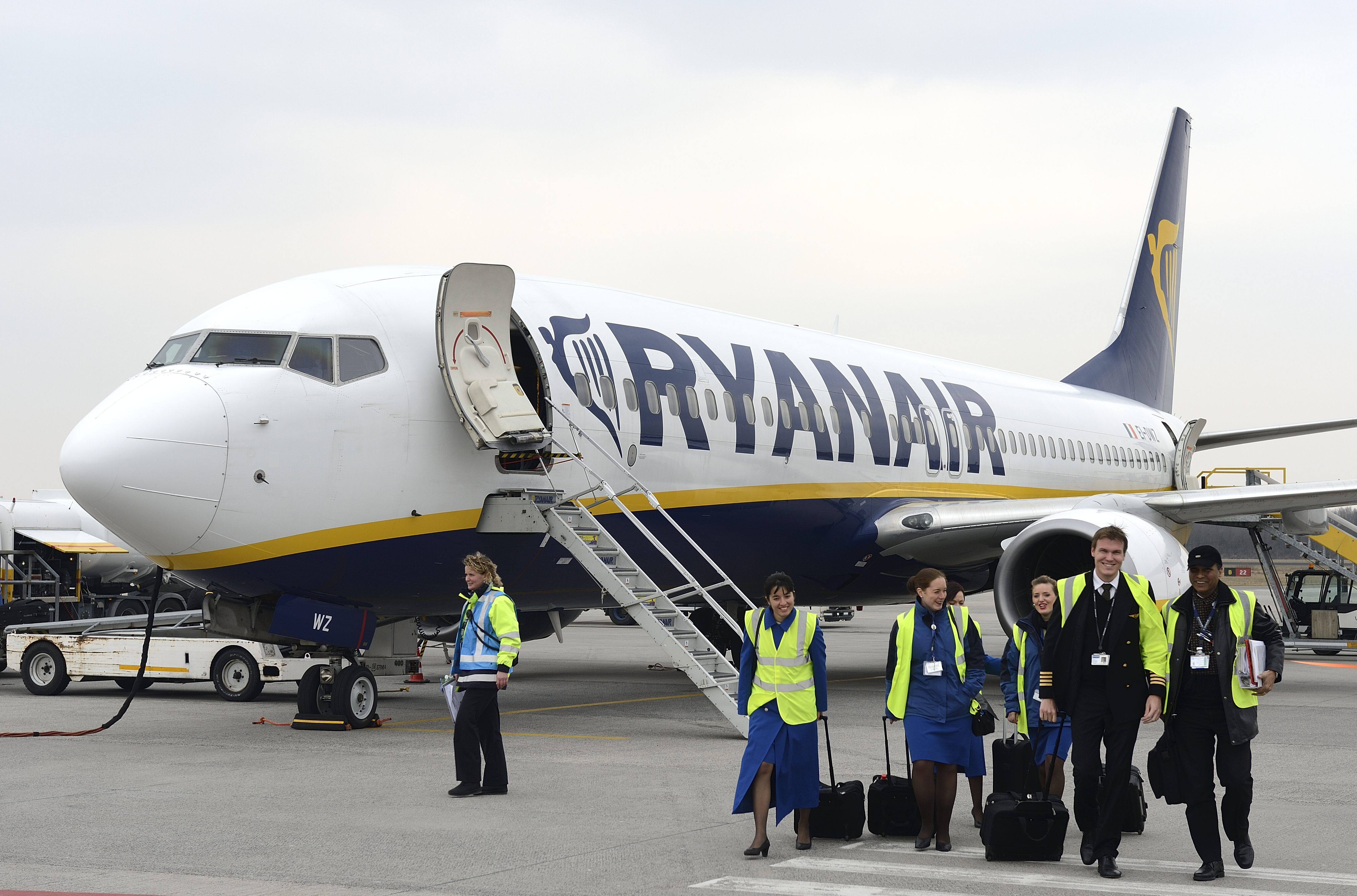 Prijsvechter Ryanair wil meer doen om zakelijke reizigers in Europa aan zich te binden. Maar niet via grote vliegvelden als Londen Heathrow en Schiphol. Dat stelt financieel directeur Howard Millar van de Ierse budgetmaatschappij tegenover zakenkrant The Financial Times. "Easyjet is ons twee jaar vooruit bij de productontwikkeling, maar je zult zien dat we die achterstand snel gaan goedmaken." Ryanair mikt op een forse groei van de passagiersaantalen, van 79,3 miljoen dit jaar tot 110 miljoen in 2019. De Ierse prijsvechter heeft naar eigen zeggen zo'n 20 tot 25 procent zakelijke reizigers, maar erkent dat concurrent easyJet heeft meer gedaan om zakelijke reizigers aan zich te binden.