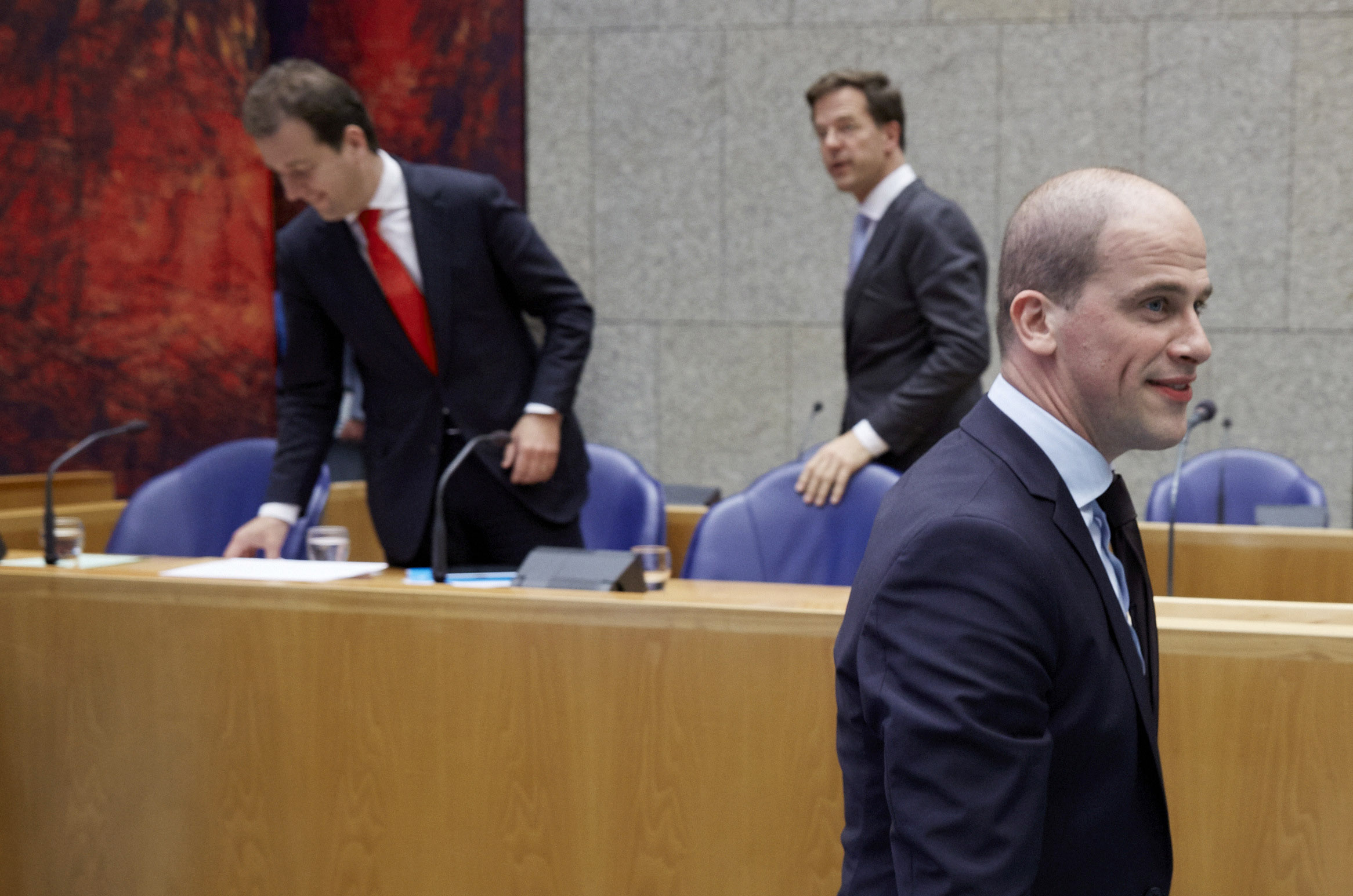 De Pvda weet nog niet wat ze wil met de aankoop van de JSF-straaljager. De fractie van de Partij van de Arbeid heeft nog geen standpunt ingenomen over de aankoop van de JSF, zoals het kabinet heeft voorgesteld. ,,Ik weet nog niet of ik dit besluit kan steunen'', aldus partijleider Diederik Samsom donderdagavond bij Pauw & Witteman.