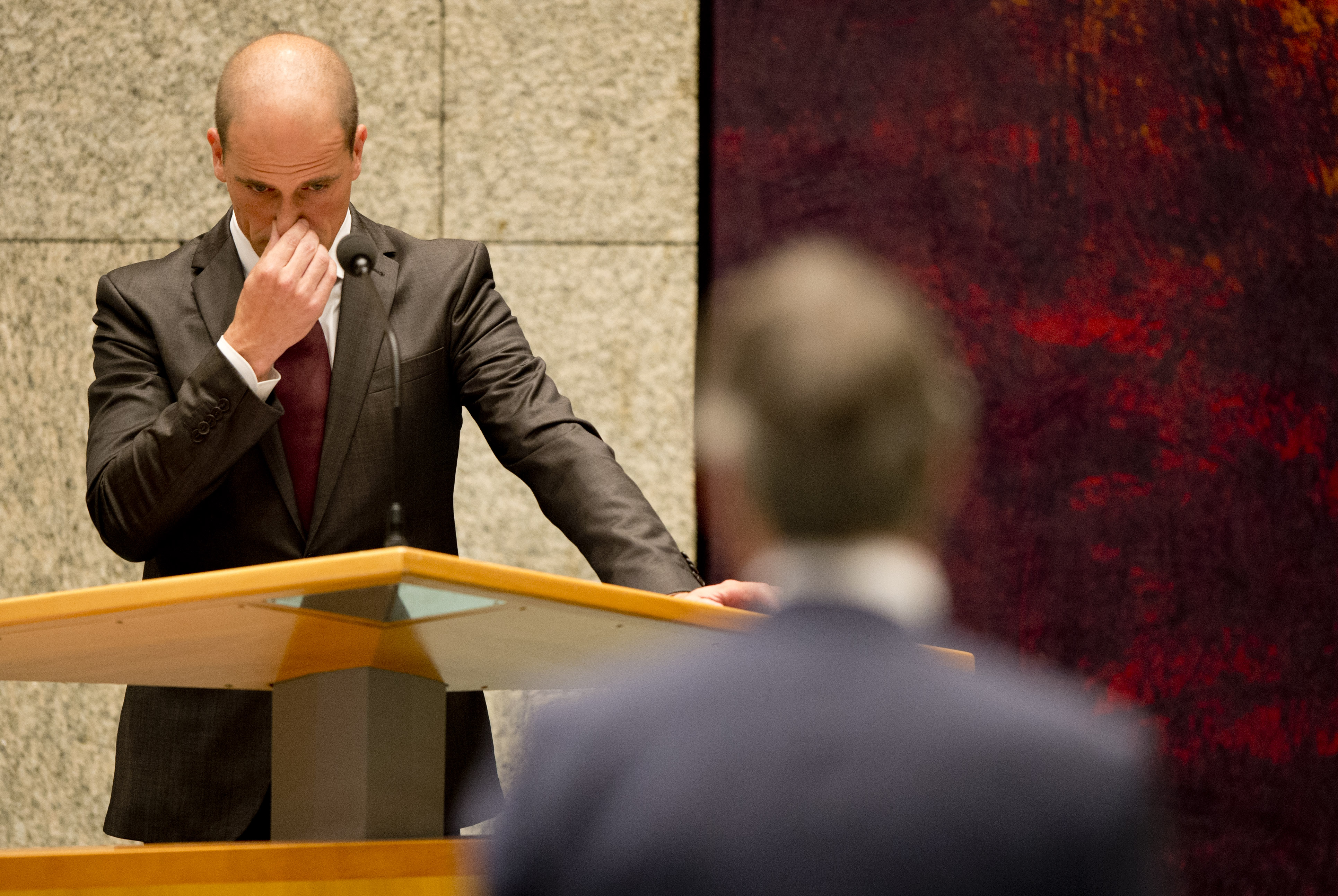 De voor het kabinet belangrijke oppositiepartijen als CDA en ChristenUnie zijn zeer teleurgesteld over de opstelling van Diederik Samsom woensdag tijdens de Algemene Beschouwingen, het jaarlijkse debat over de begroting van volgend jaar. Volgens Sybrand Buma (CDA) en Arie Slob (ChristenUnie) lijkt Samsom niet bereid tot het sluiten van compromissen met de oppositie, terwijl het kabinet de oppositie wel nodig heeft in de Senaat. "Echt, u zoekt het maar uit", zei Buma op een gegeven moment in het debat tegen Samsom. Buma en Slob wezen op het verschil tussen Samsom en Zijlstra. Die hamerde steeds op de overeenkomsten en stelde bereid te zijn tot aanpassingen van de begroting, mits het bezuinigingsbedrag van 6 miljard euro wordt gehaald. Zijlstra is ook bereid elementen van het sociaal akkoord dat het kabinet in april sloot met werkgevers en werknemers sneller uit te voeren. Samsom wil dat niet op het gebied van het ontslagrecht en de WW, maar wil wel delen versnellen die leiden tot meer werkgelegenheid, zoals het banenplan van Asscher. Maar het CDA wil dat hele plan terugdraaien. Hoop gevestigd op Rutte Volgens Buma was Samsom in het debat vooral "drammerig bezig met zijn eigen gelijk". Hij heeft nu zijn hoop gevestigd op een flexibeler opstelling van premier Mark Rutte, die donderdag antwoordt in het debat. Slob constateerde dat Samsom "weinig beweeglijk" was. "Eerlijk gezegd vind ik dat onbegrijpelijk." D66-leider Alexander Pechtold zag wel een heel klein beetje ruimte bij Samsom. Hij sprak van een "klein kiertje, maar er moet nog heel veel gebeuren". Als voorbeeld noemde hij dat Samsom niet meer zegt dat de afspraken in het sociaal akkoord over het ontslagrecht en de WW staan als een huis. Buma liet op aandringen van VVD-fractieleider Zijlstra weten zelf wel te willen bewegen in onderhandelingen met de coalitie, mits er niet genivelleerd wordt. Zijlstra nodigde hem daarop uit voor een "kopje koffie". Aanvaring met Wilders Het debat begon woensdag weer, zoals zo vaak de laatste jaren, met een harde aanvaring tussen PVV-leider Geert Wilders en andere politici, dit keer vooral Alexander Pechtold (D66) en Arie Slob. Wilders diende ook een motie van wantrouwen in tegen het kabinet, die bij een stemming de steun kreeg van de SP en de Partij voor de Dieren. De top van de coalitie zal woensdagavond overleggen over wat premier Mark Rutte de oppositie donderdag kan bieden als hij antwoord geeft op de vragen van de fractievoorzitters in de Kamer.