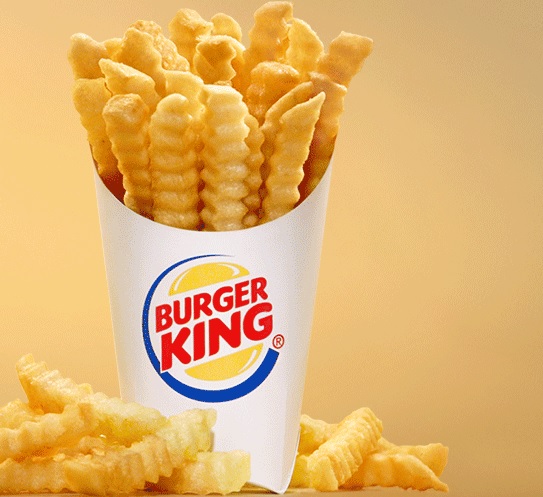 Burger King heeft vorig kwartaal meer burgers en patat verkocht dan een jaar eerder. De meeste groei is te danken aan de opening van nieuwe restaurants, maar ook in bestaande filialen liepen de zaken beter, zo maakte de wereldwijd actieve fastfoodketen vrijdag bekend. Dankzij de opening van een groot aantal nieuwe restaurants steeg de totale verkoop van Burger King met ruim 5 procent. In filialen die langer dan een jaar open zijn gingen bijna 1 procent meer Whoppers, Big Kings en andere producten over de toonbank. In totaal telde de wereld eind vorig kwartaal 131 meer Burger Kings dan een jaar eerder. De omzet van het concern zakte wel met 6 procent, tot 261 miljoen dollar, onder meer door ongunstige wisselkoersen. Die koersen werkten weer positief door op de nettowinst, die daardoor met een vijfde toenam tot 75 miljoen dollar. De winst was hoger dan analisten voorspelden, terwijl de vergelijkbare omzetgroei tegenviel.