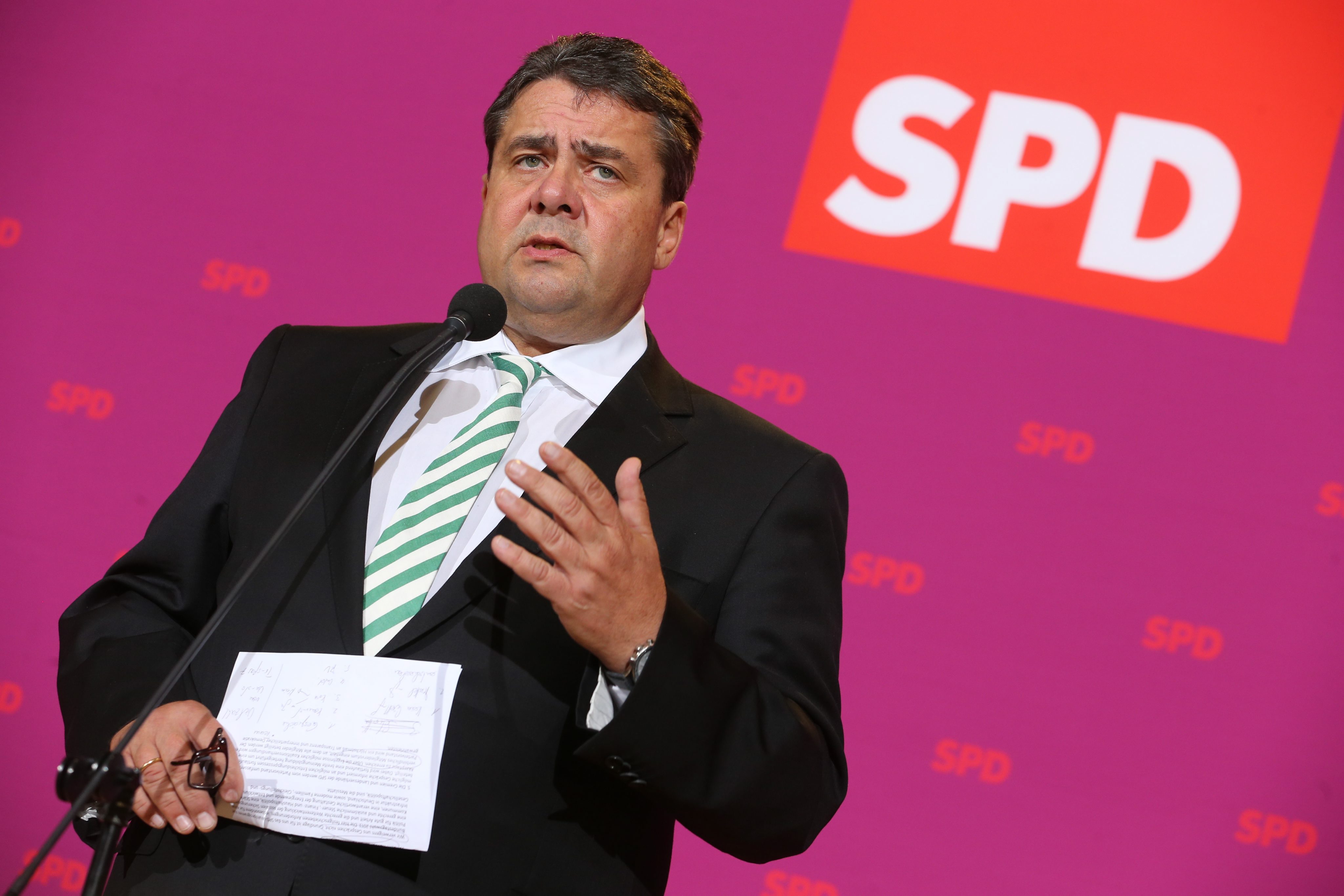 De partijleiding van de SPD gaat praten met de CDU/CSU van de Duitse bondskanselier Angela Merkel over de vorming van een regeringscoalitie. Op een partijbijeenkomst van de sociaaldemocraten stemde vrijdagavond een meerderheid in met inleidende gesprekken. Ook is besloten dat eventuele deelname aan een 'zwart-rode' coalitie eerst aan de 470.000 leden voorgelegd moet worden. Hun stem zal bindend zijn. Partijleider Sigmar Gabriel zei na afloop van de besloten zitting dat de gesprekken "rustig zijn verlopen". Hij benadrukte dat de beslissing om onderhandelingen te voeren niet ,,meteen de weg vrijmaakt'' om ook daadwerkelijk met de christendemocraten in zee gaan. De vorming van een zogeheten 'grote coalitie' van SPD en de CDU/CSU ligt gevoelig. De vrees bestaat dat de oudste partij van Duitsland in de schaduw komt te staan van Merkel en haar partij die zondag een monsteroverwinning boekte in de Bondsdagverkiezingen. De verwachting is dan ook dat de SPD haar huid zeer duur zal verkopen in de onderhandelingen, bijvoorbeeld door een minimumloon en belastingverhogingen te eisen. De SPD krabbelde bij de verkiezingen van zondag juist iets op, nadat de partij in 2009 na een coalitieavontuur met de christendemocraten een historische verkiezingsnederlaag had geleden. De SPD-kanselierskandidaat van afgelopen verkiezingen, Peer Steinbrück (66), nam vrijdag de verantwoordelijkheid voor de verkiezingsnederlaag. Hij liet weten dat hij een stap terugdoet en geen ambt meer in de partij wil bekleden en ook niet meer in de Bondsdag. Steinbrück was minister van Financiën onder Merkel in de grote coalitie van CDU/CSU en SPD, die van 2005 tot en met 2009 Duitsland bestuurde. Daarvoor was hij premier van de deelstaat Noord-Rijnland-Westfalen. In de aanloop naar de Bondsdagverkiezingen deed Steinbrück enkele ongelukkige uitspraken. Zo zei hij dat een bondskanselier niet genoeg verdient. Dat viel niet in goede aarde in crisistijd, wanneer zelfs veel Duitsers met een fulltimebaan een beroep moeten doen op aanvullende bijstand. Ook zijn opgeheven middelvinger op de voorpagina van een tijdschrift leidde tot kritiek.