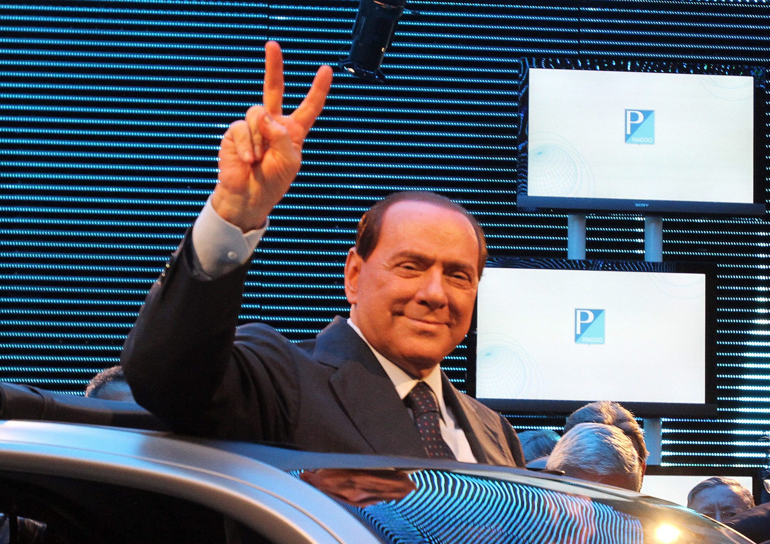 De rechtbank in Milaan heeft de Italiaanse oud-premier Silvio Berlusconi een taakstraf van 1 jaar opgelegd. Dat heeft het Italiaanse persbureau ANSA gemeld. De 77-jarige Berlusconi werd vorig jaar definitief tot 4 jaar cel veroordeeld wegens belastingfraude. Hij had zelf om een taakstraf gevraagd. De oud-premier wil gehandicapten gaan helpen. Het Openbaar Ministerie was het vorige week met het verzoek eens.