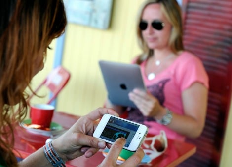 Nu de zomervakantie er weer op zit, is het hoogseizoen voor verzekeringsmaatschappijen begonnen met het afwikkelen van schades die via de reisverzekeringen worden ingediend. De smartphone voert dit jaar de ranglijst aan onder de voorwerpen die het vaakst worden geclaimd, wegens diefstal, verlies of schade. Dat blijkt woensdag uit een inventarisatie van Europeesche Verzekeringen. Vorig jaar stond de smartphone, (nu goed voor 20 procent van alle claims) nog op de tweede plek in de top 10. Koffers en tassen stonden vorig jaar op 1 en dit jaar op nummer 2 (15 procent), gevolgd door de zonnebril (9 procent), de fotocamera (8 procent) en de portemonnee (6 procent). Meer schadeclaims e-readers De verzekeringsmaatschappij ziet dit jaar voor het eerst een "voorzichtige toename" van het aantal schadeclaims van e-readers. Bij videocamera's en draagbare dvd-spelers is juist een afname te zien. De Europeesche, een van de grootste reisverzekeraars in Nederland, ontving in de maanden juli en augustus in totaal 2750 claims. Volgens een woordvoerster neemt het aantal fraudegevallen niet toe, ondanks de crisis. "Mensen maken er wel meer werk van om ook de kleinere bedragen sneller te claimen. Ze kijken kritischer naar de polisvoorwaarden", vertelt de zegsvrouw. Net als Europeesche Verzekeringen, merkt ook Interpolis dat schades of diefstal van de smartphone vaker worden geclaimd. "Daar zien we een behoorlijke stijging. En niet alleen tijdens de vakantie: mensen nemen steeds meer elektronica mee als ze de deur uit gaan, de kans op schade wordt daardoor ook groter", legt een woordvoerster uit. De top 10 meest geclaimde spullen: 1. (Smart)phone 2. Koffer/tas 3. Zonnebril 4. Bril op sterkte 5. Fotocamera 6. Portemonnee/geld 7. Sieraden/horloge 8. Kleding 9. Tablet 10. Reisdocumenten/rijbewijs Lees ook Dit zijn de populairste namaakartikelen