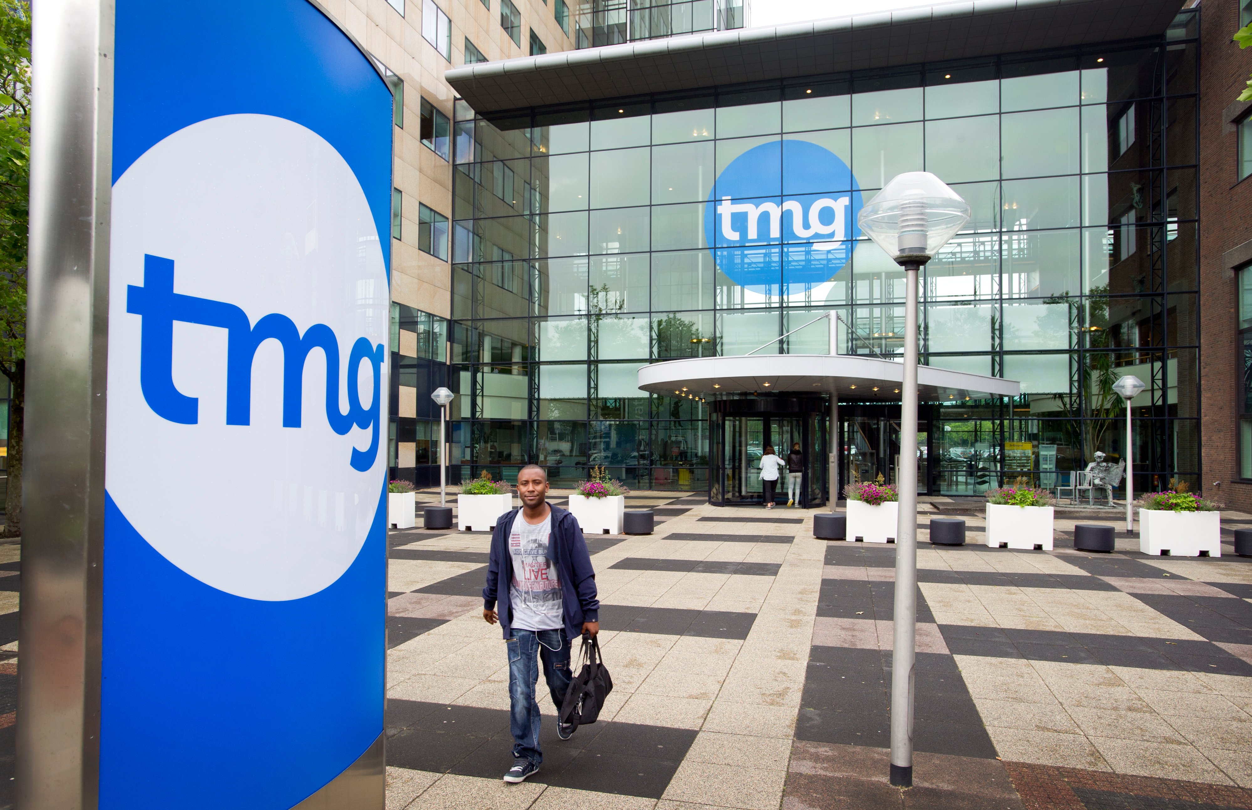 Telegraaf Media Groep (TMG) verkoopt zijn belang van 6 procent in de Duitse televisiezender ProSiebenSat1. Dat meldde het mediabedrijf donderdagavond. TMG wil de ruim 13,1 miljoen aandelen via Deutsche Bank verkopen aan institutionele investeerders. Het belang had eind vorig jaar een boekwaarde van circa 230,8 miljoen euro. De resultaten van de plaatsing worden na afronding van de verkoop bekendgemaakt. TMG verkreeg zijn belang in het Duitse televisiebedrijf in 2008 voor 377 miljoen euro. Die aankoop vloeide voort uit afspraken die de uitgever van dagblad De Telegraaf een jaar eerder maakte met de eigenaren van ProSieben, investeringsmaatschappijen KKR en Permira. TMG was toen nog aandeelhouder van het televisiebedrijf SBS Broadcasting, dat opging in ProSiebenSat1. Verkoopprijs Analisten hielden al rekening met een verkoop van het belang door TMG, zeker nadat KKR en Permira eerder deze week bekendmaakten een deel van hun belang te verkopen. Zij willen hun gezamenlijke aandeel met circa een kwart terugdringen tot 33 procent en zouden daarbij mikken op een verkoopprijs van 31 euro per aandeel. Het aandeel ProSiebenSat1 sloot donderdag met een winst van 1,4 procent op 31,10 euro. Tegen die koers vertegenwoordigt het belang van TMG een waarde van 408,3 miljoen euro.