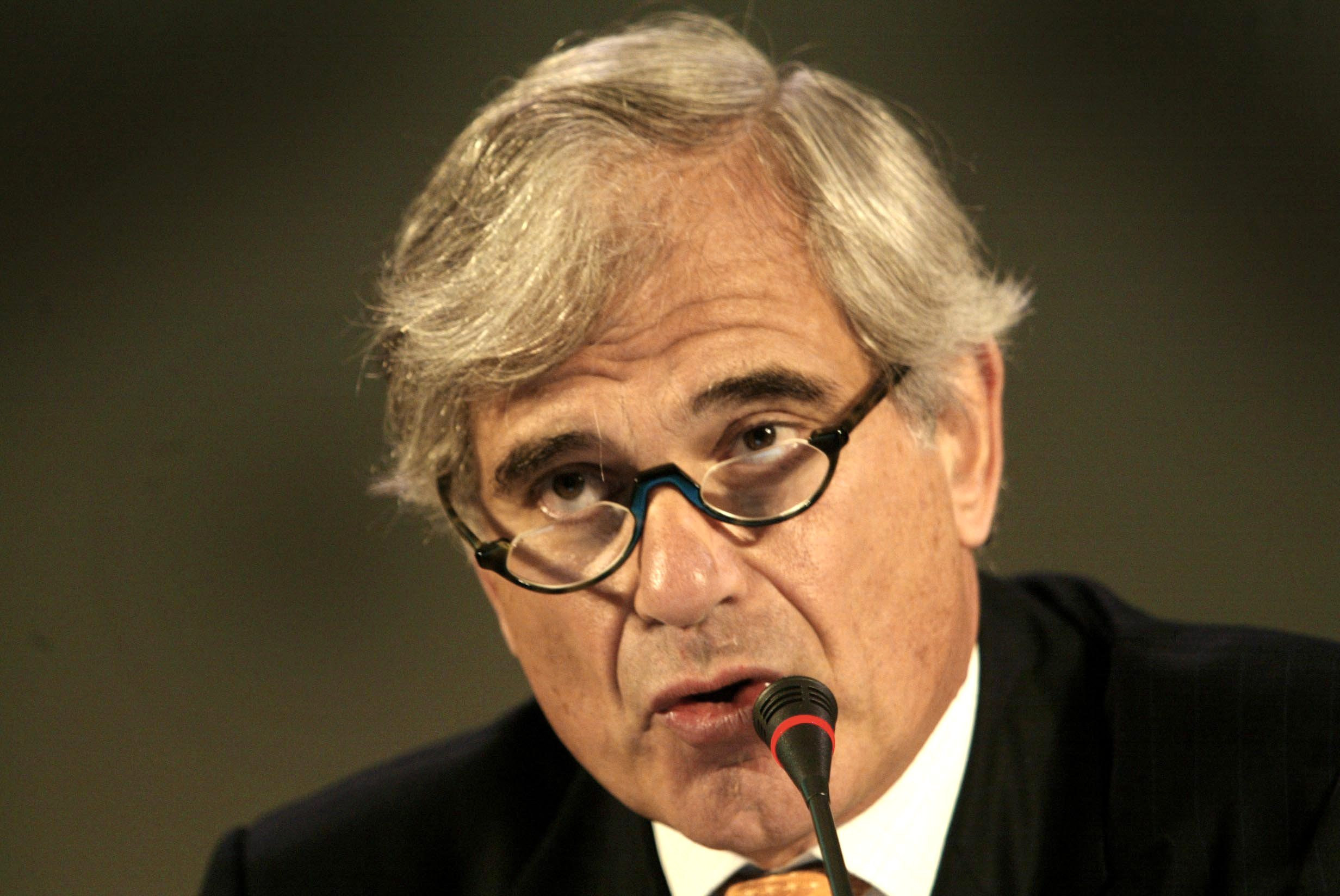 Tom de Swaan treedt eind september terug uit de raad van commissarissen van Ahold. Dat maakte de onderneming maandag bekend. Het vertrek van De Swaan hangt samen met zijn benoeming als zware president-commissaris van Zurich Insurance Group, per 11 september. Die benoeming hangt samen met het vertrek van Josef Ackermann bij Zurich Financial, als voorzitter van de raad van commissarissen. De dood van de financieel directeur van het concern, Pierre Wauthier, zorgde voor beroering in de top van de verzekeraar. Hij zou zelfmoord hebben gepleegd.