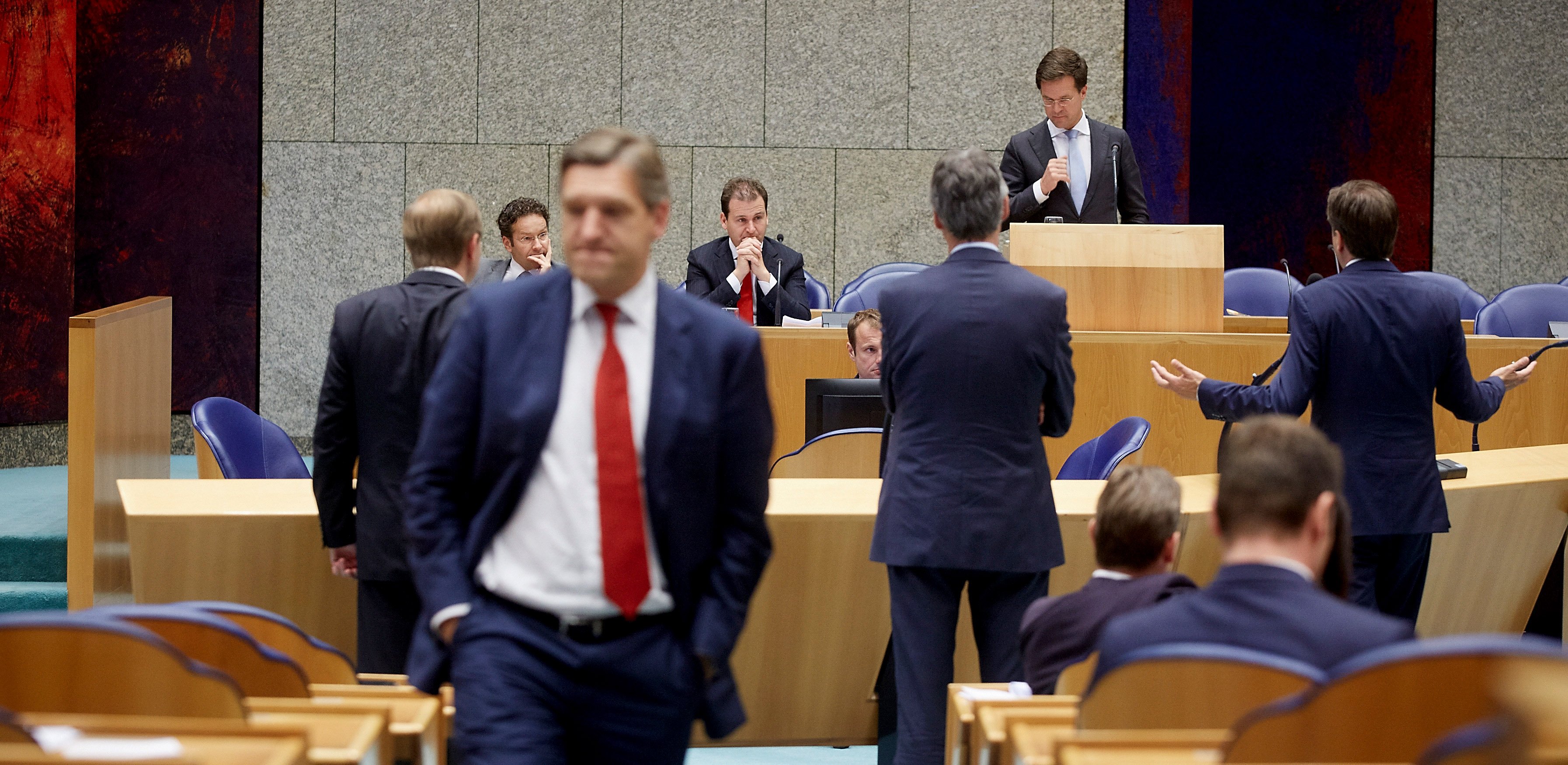 De Tweede Kamer debatteert woensdag en donderdag in de jaarlijkse 'algemene politieke beschouwingen' twee volle dagen over de rijksbegroting voor volgend jaar. Het debat met premier Mark Rutte zal vooral gaan over de extra bezuinigingen à 6 miljard euro die het kabinet volgend jaar wil doorvoeren. De gehele oppositie is daar fel op tegen. Het kabinet hoopt toch steun te krijgen van meerdere oppositiepartijen omdat die uiteindelijk nodig zijn om de plannen door de Senaat te kunnen loodsen, waar de regeringspartijen VVD en PvdA geen meerderheid hebben. Maar dinsdag bleek dat er nog een flink gat gaapt tussen de posities van het kabinet en die van de oppositie. Tegenbegrotingen CDA, D66, GroenLinks en de ChristenUnie hebben met hun tegenbegrotingen alternatieven ingediend voor de kabinetsplannen, maar niet één van hun haalt de 6 miljard euro. Terwijl dat wel de afspraak is met de Europese Commissie, benadrukte een kritische minister van Financiën Jeroen Dijsselbloem dinsdag. CDA, D66, GroenLinks, de ChristenUnie en de SGP zijn bereid serieus met het kabinet te praten en te onderhandelen. PVV en SP zijn dat niet of in mindere mate. Zij willen allebei zo snel mogelijk nieuwe verkiezingen. Geert Wilders (PVV) heeft al aangekondigd dat hij weer met een motie van wantrouwen tegen het kabinet zal komen. Het debat begint dinsdag om 10.30 uur. De fractievoorzitters houden hun verhaal en gaan met elkaar in debat. Donderdagochtend antwoordt premier Mark Rutte op de gestelde vragen. Volg het debat live op Politiek24.