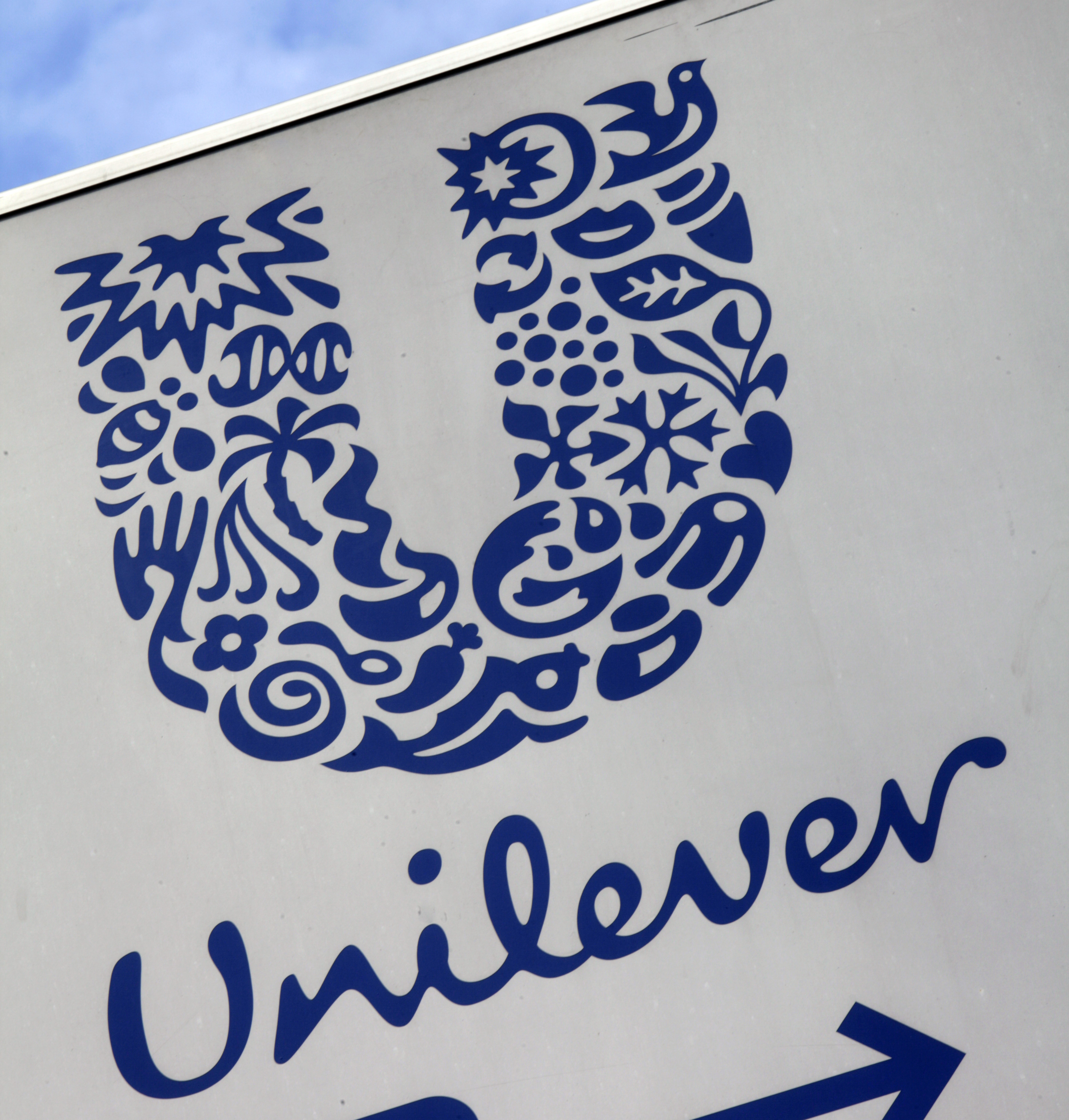 Twee kantoren van Unilever in Zuid-Afrika hebben bezoek gekregen van de financiële toezichthouder van het land. Dat maakte de waakhond donderdag bekend. De invallen bij het Brits-Nederlandse Unilever, dat bekend is van merken als Unox, Dove en Knorr, hadden plaats in het kader van een onderzoek naar mogelijke prijsafspraken op de markt voor productie en levering van olie en margarine. Volgens de toezichthouder zouden werknemers van de kantoren in Durban en Boksburg informatie in hun bezit kunnen hebben die relevant is voor het onderzoek.