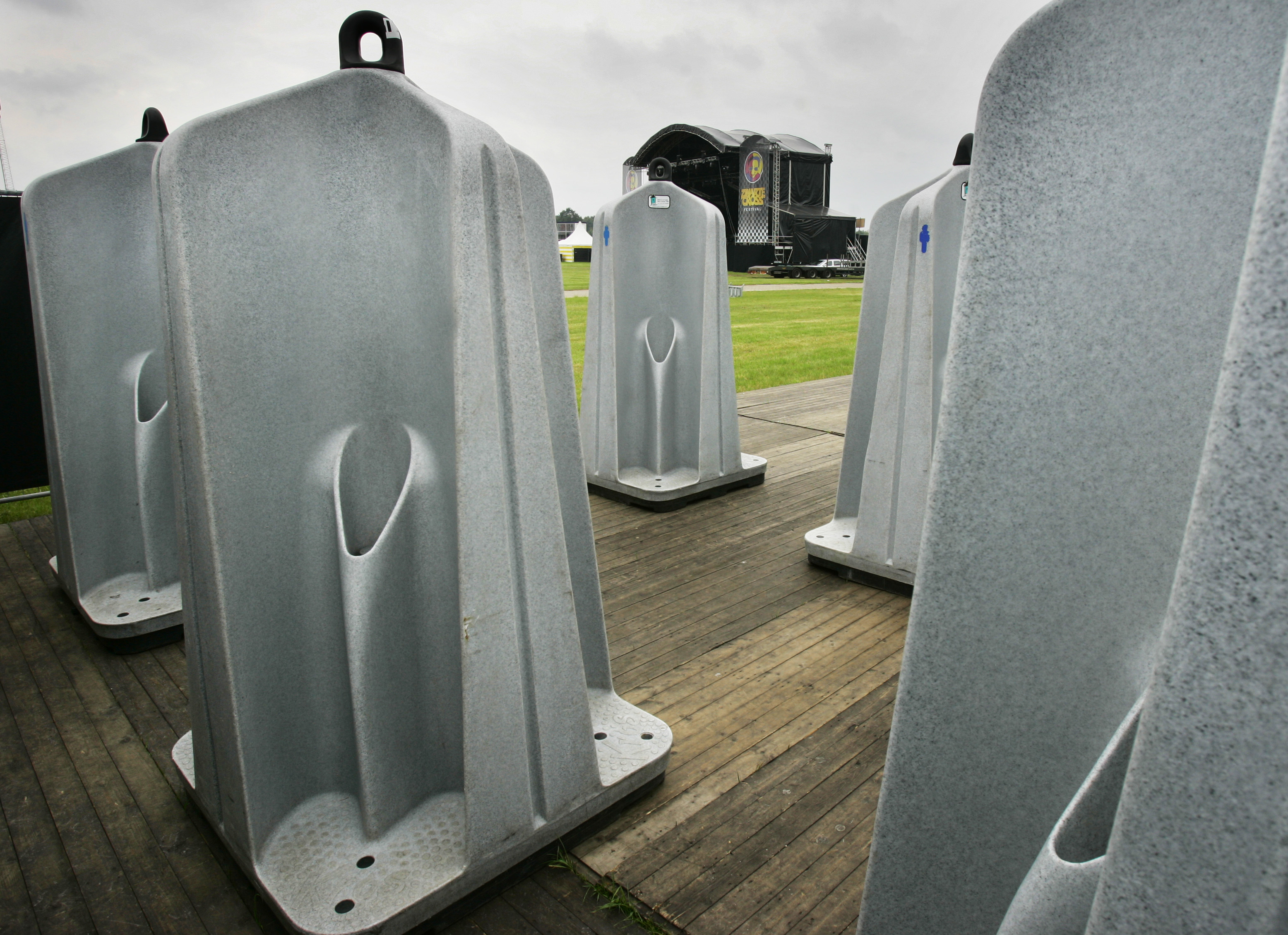 Te veel fosfaat in het water in slecht voor het milieu, maar als meststof is het heel waardevol. Waternet in Amsterdam gaat nu fosfaat winnen uit menselijke urine afkomstig uit urinoirs. In Amsterdam is maandag een begin gemaakt met de bouw van de grootste fosfaatfabriek in Nederland en een van de grootste in Europa. De fabriek krijgt een speciaal innamepunt voor pure urine. Het is voor het eerst in Nederland dat een fosfaatfabriek zo'n speciaal innamepunt krijgt, aldus een woordvoerster van het waterbedrijf Waternet maandag. Veel grote evenementen en poppodia gebruiken waterloze urinoirs. Waternet wil de pure urine hieruit gebruiken om er fosfaat uit te halen. Ook het rioolwater in Amsterdam bevat veel fosfaat, een kostbare en schaarse meststof. Waternet wil ook deze fosfaat terugwinnen. Dit levert jaarlijks een besparing op van 400.000 euro. Met het fosfaat uit het Amsterdamse afvalwater kunnen jaarlijks 10.000 voetbalvelden worden bemest.