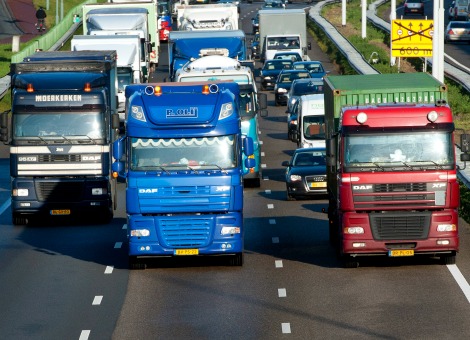 Tien Hongaarse chauffeurs die jarenlang hebben gereden voor transportbedrijf Van den Bosch uit Erp hebben recht op achterstallig loon. De chauffeurs kregen een Hongaars loon maar de rechter in Den Bosch bepaalde donderdag dat ze volgens Nederlandse arbeidsvoorwaarden betaald moeten worden. De chauffeurs stonden onder contract bij een Hongaars zusterbedrijf van Van den Bosch. Ze eisten Nederlands loon omdat ze door het Nederlands bedrijf werden ingehuurd. De rechter oordeelt dat de Nederlandse arbeidsvoorwaarden gelden als chauffeurs vanuit Nederland naar een ander land rijden. Om hoeveel geld het gaat is nog niet vastgesteld. De rechter gaat dat in het vervolg van de rechtszaak vaststellen. Gevolgen voor hele transportsector Vakbond FNV die de zaak aanzwengelde spreekt donderdag van een prachtige uitspraak. De Hongaarse chauffeurs werden volgens de vakbond uitgebuit en hebben volgens een schatting in totaal nog 1 miljoen euro tegoed. De uitkomst van de rechtszaak heeft volgens de vakbond gevolgen voor de hele transportbranche in Europa. Met de uitspraak wil de vakbond meer transportbedrijven met buitenlandse onderaannemers gaan dwingen om de cao na te leven, kondigde campagneleider Edwin Atema. "Ze kunnen hun borst nat maken."