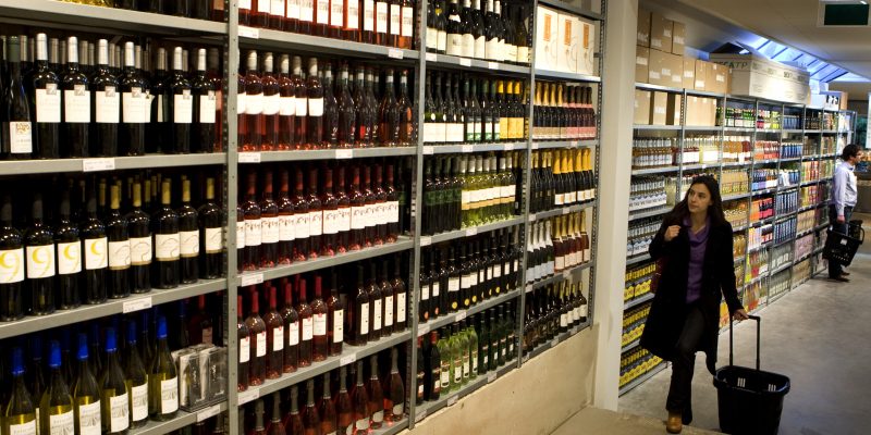 De verkoop van wijn is voor het eerst in 20 jaar drastisch afgenomen. In het eerste halfjaar is in Nederland ruim 8 procent minder wijn verkocht. Dit blijkt uit donderdag gepubliceerde cijfers van de Koninklijke Vereniging van Nederlandse Wijnhandelaren (KVNW). De branchevereniging wijt de teruggang volledig aan de accijnsverhoging van 18 procent per 1 januari. ,,De laatste accijnsverhoging was een brug te ver. We drinken minder wijn of kopen de wijn over de grens. Zo gaat de Nederlandse wijnhandel ten onder en loopt de schatkist inkomsten mis'', stelt voorzitter Peter van Houtert. Uit de cijfers blijkt dat er in de eerste 6 maanden van het jaar ongeveer 16 miljoen liter minder wijn is verkocht. Afgelopen jaren was de verkoop van wijn in Nederland stabiel, al kende de import ook na de accijnsverhoging van 2010 een lichte dip.