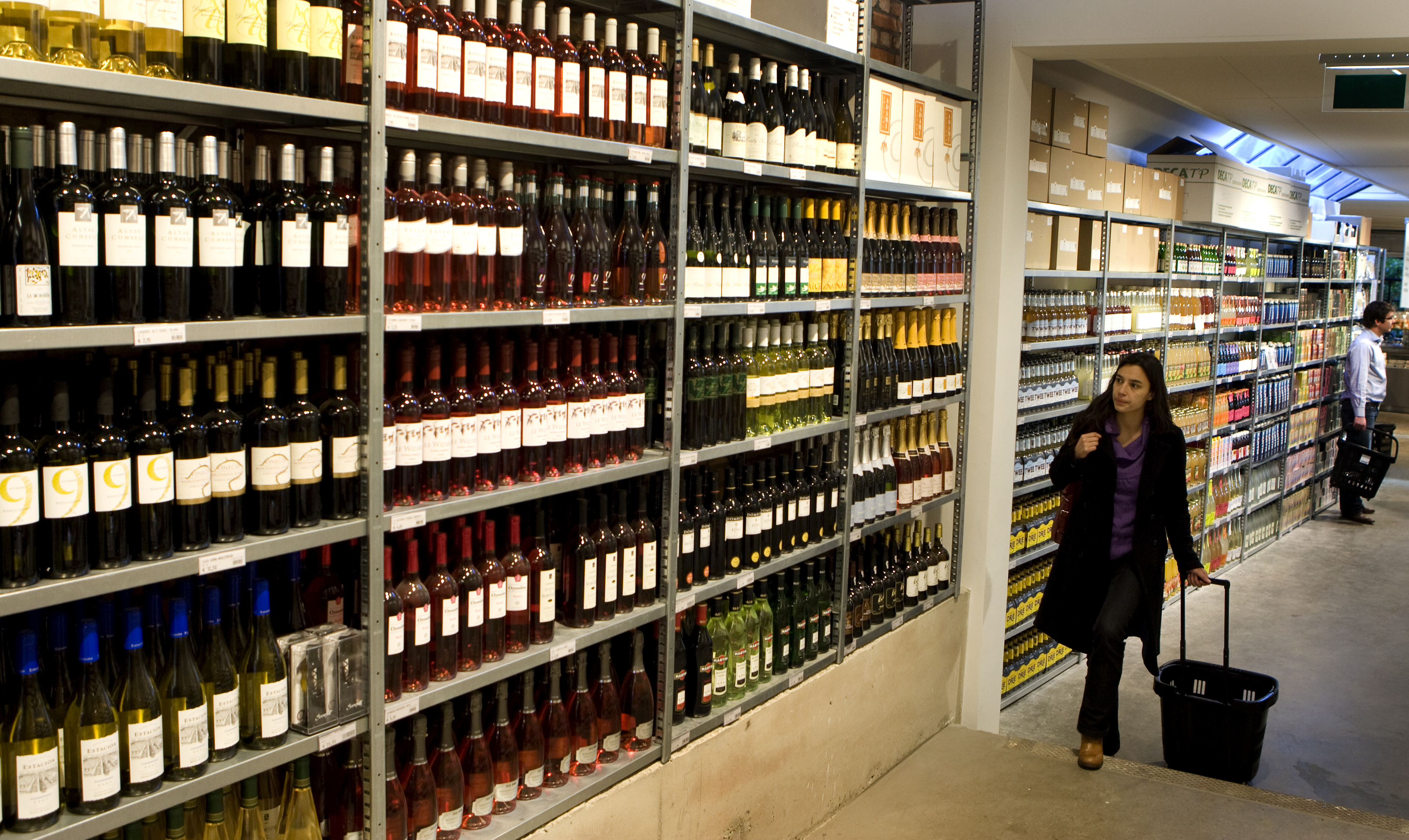 De verkoop van wijn is voor het eerst in 20 jaar drastisch afgenomen. In het eerste halfjaar is in Nederland ruim 8 procent minder wijn verkocht. Dit blijkt uit donderdag gepubliceerde cijfers van de Koninklijke Vereniging van Nederlandse Wijnhandelaren (KVNW). De branchevereniging wijt de teruggang volledig aan de accijnsverhoging van 18 procent per 1 januari. ,,De laatste accijnsverhoging was een brug te ver. We drinken minder wijn of kopen de wijn over de grens. Zo gaat de Nederlandse wijnhandel ten onder en loopt de schatkist inkomsten mis'', stelt voorzitter Peter van Houtert. Uit de cijfers blijkt dat er in de eerste 6 maanden van het jaar ongeveer 16 miljoen liter minder wijn is verkocht. Afgelopen jaren was de verkoop van wijn in Nederland stabiel, al kende de import ook na de accijnsverhoging van 2010 een lichte dip.