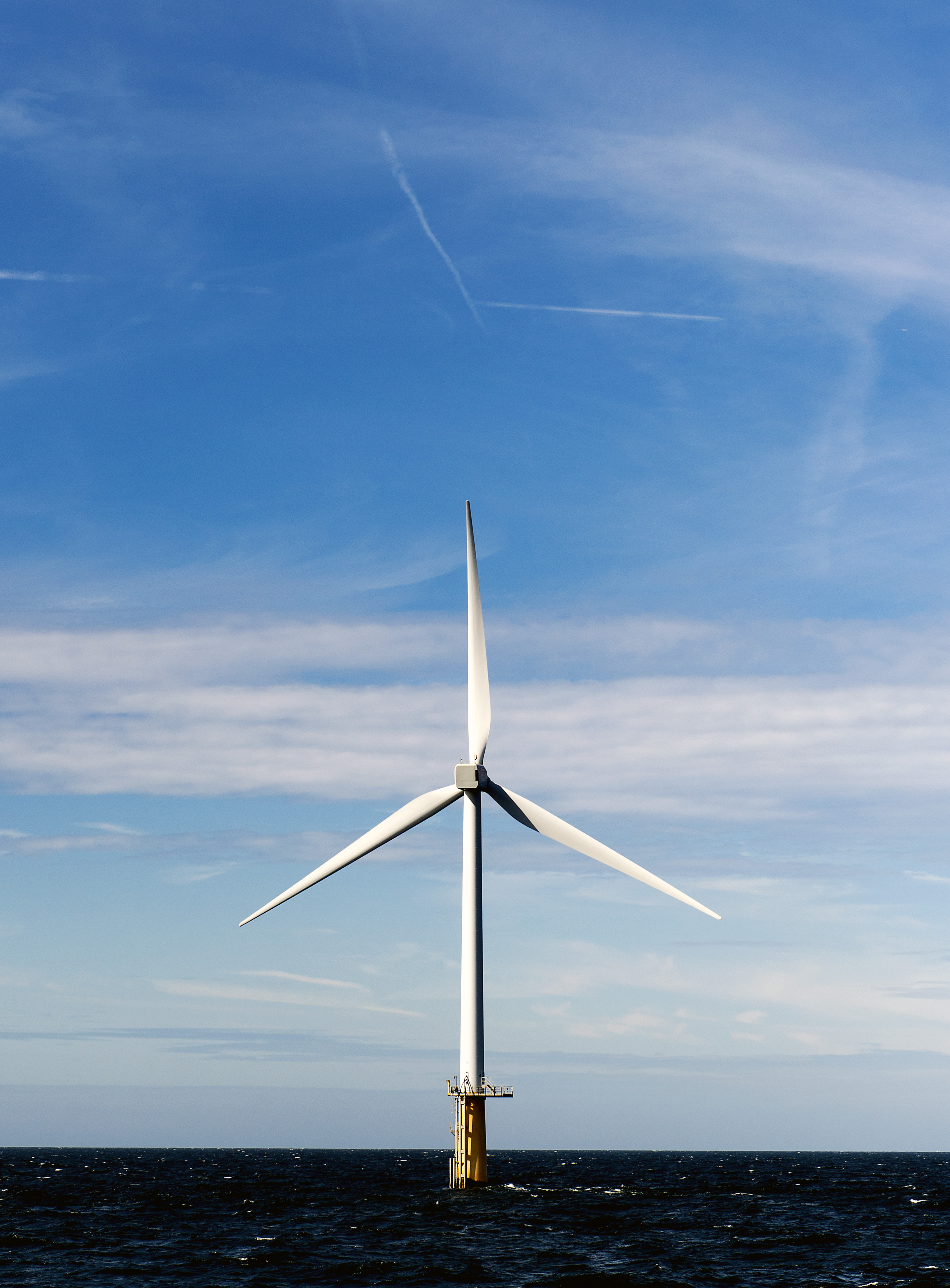 Een windmolen die via crowdfunding in stukjes is verkocht, vond gretige aftrek. Het bedrijf De Windcentrale heeft via 'crowdfunding' in heel korte tijd een windmolen verkocht aan particulieren. 1700 mensen kochten een of meerdere stukjes van de windmolen ('winddelen') van 200 euro per stuk. Daarmee werd een totaalbedrag opgehaald van 1,3 miljoen euro.