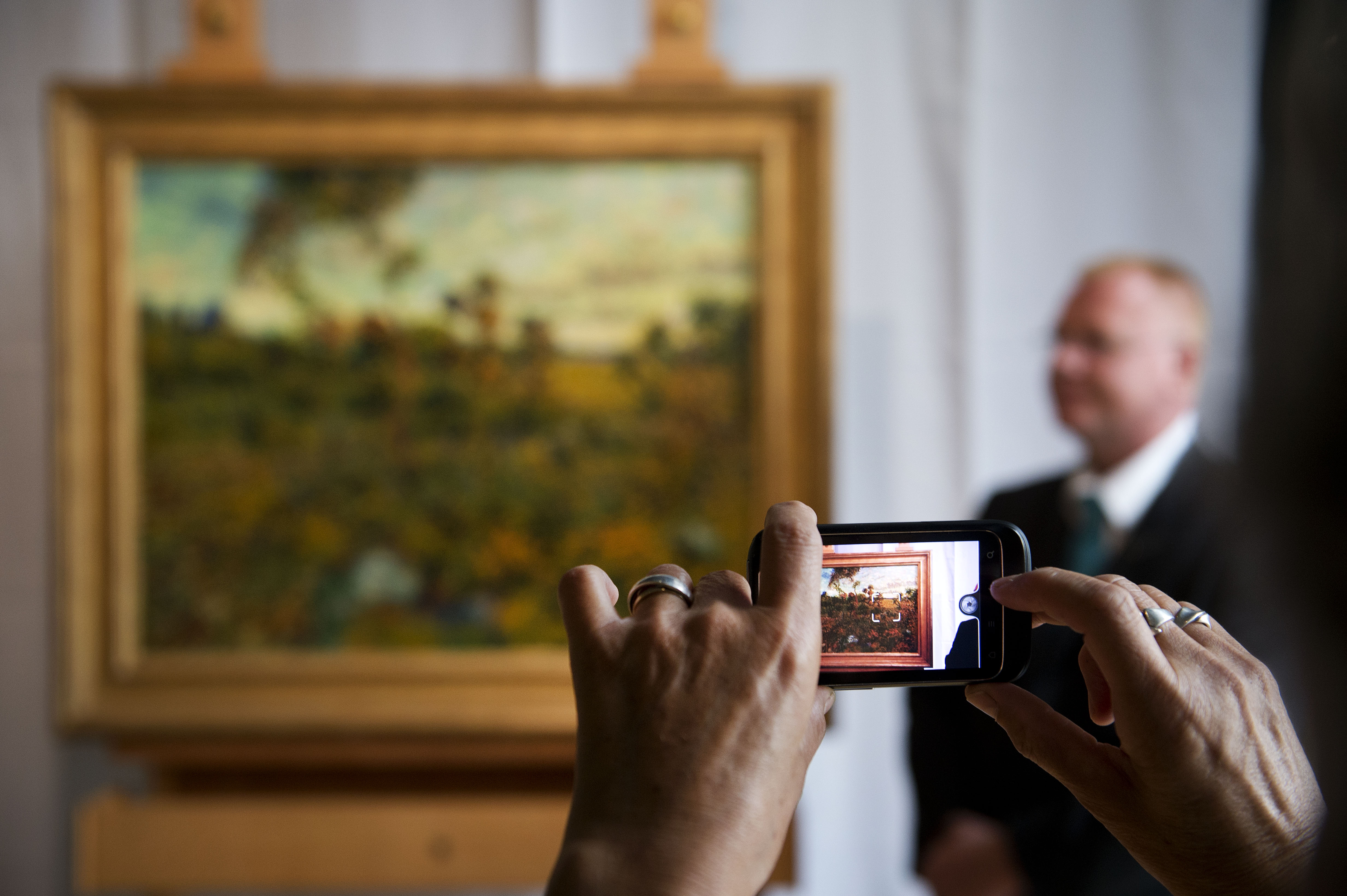 Het Van Gogh Museum in Amsterdam heeft een nieuw schilderij ontdekt van Vincent van Gogh (1853-1890). Het gaat om het werk Zonsondergang bij Montmajour uit 1888, maakte het museum maandag bekend. Twee onderzoekers van het museum hebben uitgebreid onderzoek gedaan naar het schilderij en trekken daaruit de conclusie dat het van de beroemde kunstenaar moet zijn. De toeschrijving aan Van Gogh is gebaseerd op de stijl, de techniek, de verf, het doek, de voorstelling, brieven van de kunstschilder en de herkomst. ,,Stilistisch en technisch gezien zijn er talrijke parallellen met andere schilderijen van Van Gogh uit de zomer van 1888'', zeggen de onderzoekers, Louis van Tilborgh en Teio Meedendorp. Het werk maakte in 1890 deel uit van de collectie van Theo van Gogh, de broer van Vincent, en werd in 1901 verkocht. De locatie op het schilderij is herkend: een landschap niet ver van de Zuid-Franse plaats Arles bij de heuvel Montmajour. Van Gogh maakte in Arles wereldberoemde werken als Zonnebloemen en De slaapkamer. Ook zijn er twee brieven van de kunstenaar uit de zomer van 1888 die letterlijk naar het schilderij verwijzen. ,,Een ontdekking van dit kaliber is in de geschiedenis van ons museum nog nooit voorgekomen'', zei directeur Axel Rüger. De museumdirecteur sprak van een bijzonder zeldzame ontdekking waar de onderzoekers van het museum ongelooflijk trots op zijn. Het schilderij is afkomstig uit een particuliere collectie. Het Van Gogh Museum krijgt het werk een jaar in bruikleen van de huidige eigenaar die onbekend wil blijven. Vanaf 24 september is Zonsondergang bij Montmajour te zien in Amsterdam in de tentoonstelling Van Gogh aan het werk. Meedendorp ontdekte dat het schilderij rond 1910 in handen kwam van een Noorse kunstverzamelaar die ook veel werken van Edvard Munch in bezit had. ,,Toen hij hoorde dat dat het mogelijk geen echte Van Gogh was, heeft hij het schilderij jaren bewaard op zolder', zegt Meedendorp. Het werk is echter nooit toegeschreven aan een andere kunstenaar. Het kunsthistorisch onderzoek nam twee jaar in beslag. De huidige eigenaar klopte zelf aan bij het Van Gogh Museum om het kunstwerk te laten onderzoeken. Meedendorp zegt dat sinds 1970 vijf schilderijen aan het oeuvre van Van Gogh zijn toegevoegd. Deze vijfde is veruit de belangrijkste, omdat Van Gogh het schilderde in zijn glorietijd in Frankrijk.