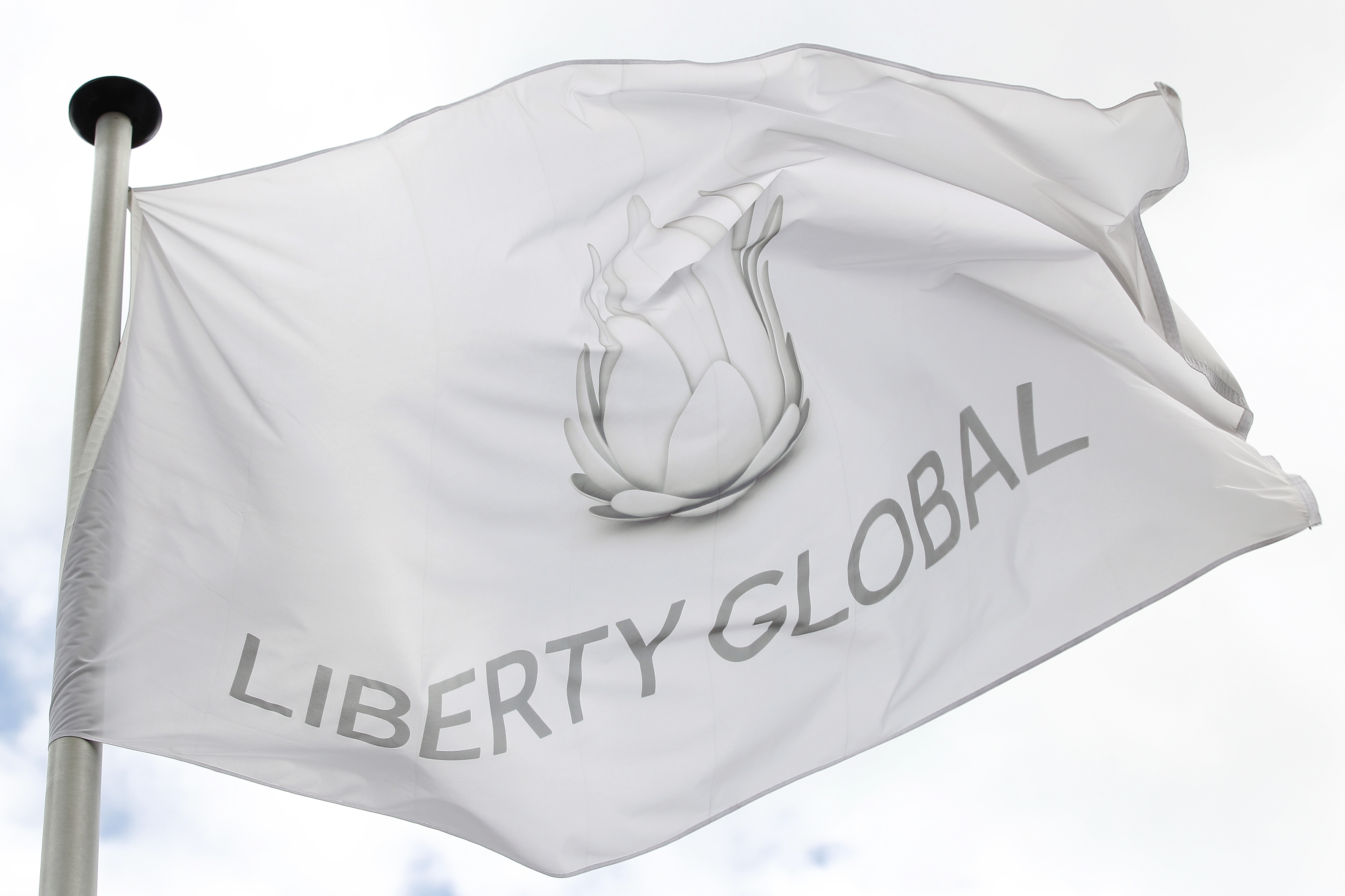 Kabelmaatschappij Liberty Global, dat aast op Ziggo, verkoopt zijn internationale divisie Chellomedia aan AMC Networks. Met de transactie is een bedrag van ruim 1 miljard dollar (750 miljoen euro) gemoeid, zo maakte het bedrijf maandag bekend. Van de hand gaan de meeste onderdelen van Chellomedia met een totale jaaromzet van 350 miljoen euro. Liberty Global, het Amerikaanse moederbedrijf van UPC, houdt wel de Nederlandse betaalkanalen Film1 en Sport1. De verkoop zal naar verwachting in het eerste kwartaal van 2014 worden afgerond. Liberty Global wil graag Ziggo in handen krijgen, maar een eerste bod werd door de Nederlandse kabelaar afgewezen. Over de hoogte van het bod is niets bekend.