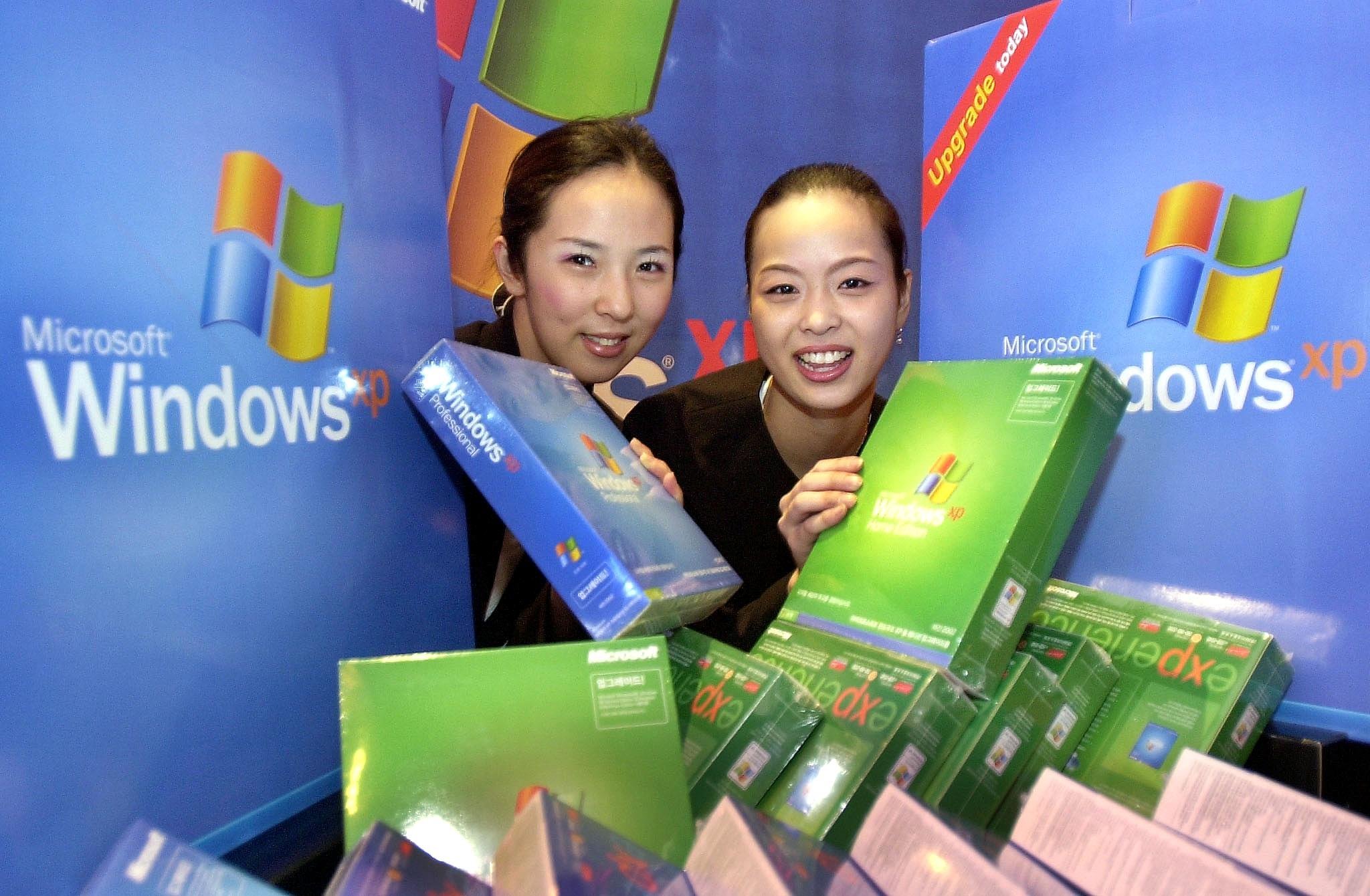 Microsoft luidt dinsdag de noodklok over de gevaren van het besturingssysteem Windows XP. Het 12 jaar oude systeem wordt vanaf april 2014 niet meer ondersteund, maar honderden miljoenen mensen en talloze bedrijven gebruiken het nog altijd. Dat meldt NU.nl dinsdag. Directeur Tim Rains van de beveiligingstak van Microsoft geeft dinsdag in Amsterdam een presentatie waarin hij waarschuwt voor het gebruik van Windows XP na de deadline in april. "Het is voor miljoenen mensen een geweldig besturingssysteem geweest, maar het is niet meer bij de tijd", zei Rains maandag in de aanloop naar zijn presentatie op de RSA-beurs in Amsterdam. In Nederland staat Windows XP inmiddels nog op 13,3 procent van alle pc's. In april gebruikte 40 procent van de Nederlandse bedrijven het systeem nog.