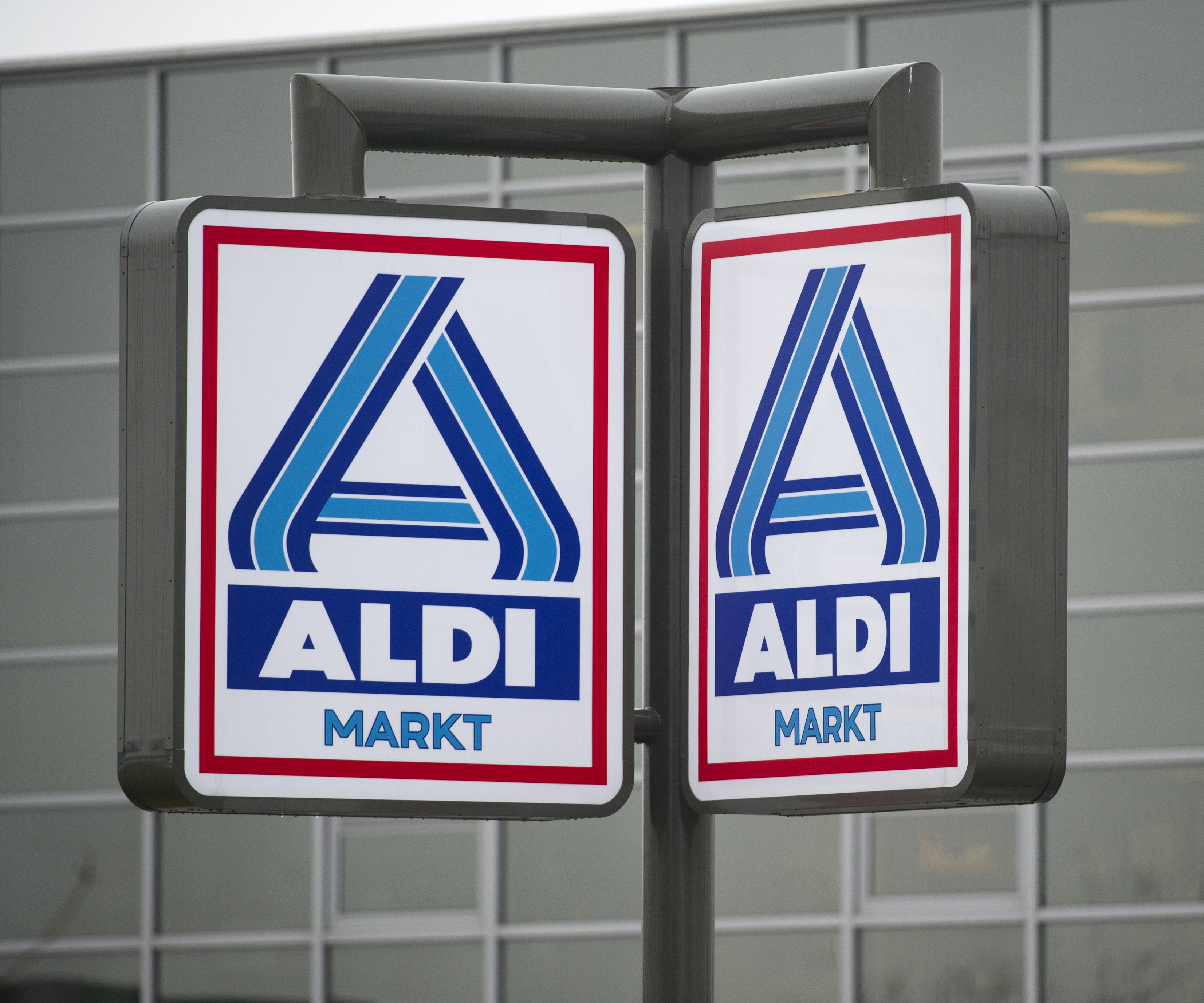 De Aldi mag dan wel één van de goedkoopste supermarkten zijn, de familie die dit supermarktketen heeft opgericht zijn nog steeds de rijkste mensen in Duitsland. De rijkste Duitsers zijn de in rijkdom nog ongeslagen familie van de grondleggers van supermarktketen Aldi van de familie Albrecht. Dat meldde het tijdschrift Manager Magazin maandag. Vermogen van 17,8 miljoen De 93-jarige Karl Albrecht staat als rijkste Duitser op de eerste plaats met een geschat vermogen van 17,8 miljard euro. Tweede op de ranglijst staan de erfgenamen van Karls in 2010 overleden broer Theo Albrecht, met een geschat vermogen van 16 miljard euro.
