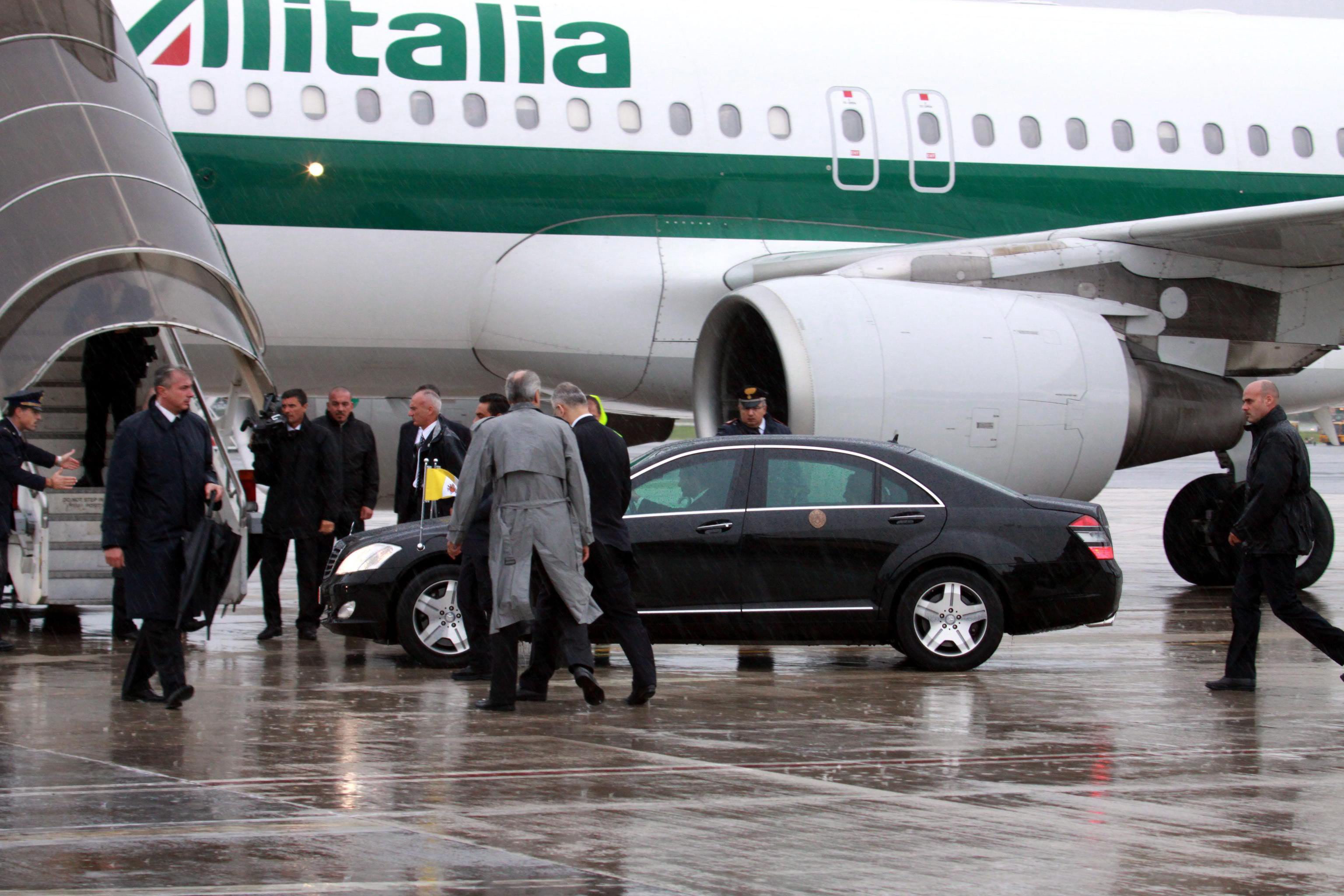 Het noodlijdende Italiaanse luchtvaartbedrijf Alitalia loopt het risico failliet te gaan als het binnen enkele weken zijn kapitaal niet weet te verhogen. Dat stelden bronnen in de Italiaanse overheid dinsdag tegen persbureau Reuters. De aandeelhouders van Alitalia stemmen op 14 oktober over een kapitaalsverhoging van minimaal 100 miljoen euro die nodig is om het concern op korte termijn in de lucht te houden. Volgens analisten heeft het echter zo'n 500 miljoen euro nodig om door te gaan en een strategiewijziging door te voeren. De Italiaanse overheid probeert het staatsspoorbedrijf Ferrovie dello Stato zo ver te krijgen dat het investeert in Alitalia, zo meldde de krant Il Messagero eerder al. Op deze manier probeert de Italiaanse premier Enrico Letta volgens de bronnen te voorkomen dat Air France-KLM een beslissende invloed krijgt bij de luchtvaartmaatschappij. De Nederlands-Franse combinatie heeft al een belang van 25 procent in Alitalia, en voert naar verluidt gesprekken om dat belang uit te breiden. Daarmee zou Air France-KLM Alitalia van de zeer nodige cash voorzien, maar dat zou alleen onder zeer strikte voorwaarden gebeuren.