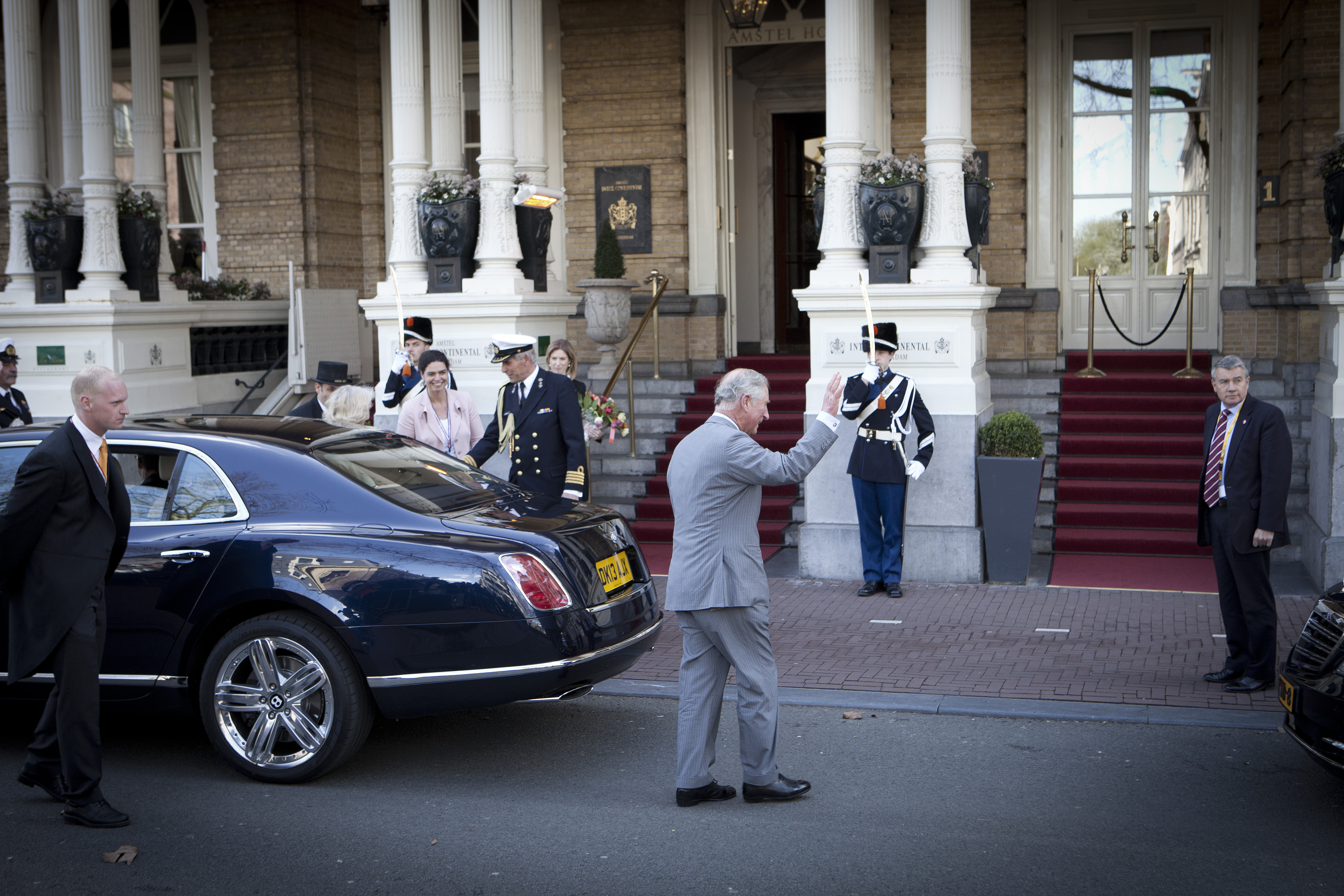 Wie nog een bekend hotel wil kopen, kan nu een bod doen op het Amstel Hotel. Het Amstel Hotel, dat de afgelopen jaren meerdere malen van eigenaar is gewisseld, staat alweer te koop. Dat heeft Anita Bos, directeur van het bekendste vijfsterrenhotel van Amsterdam, donderdag gezegd. De verkoop heeft volgens haar geen invloed op de exploitatie. Dat blijft in handen van de hotelgroep InterContinental. ,,Voor onze gasten zal er niets veranderen'', aldus Bos. Binnen 2 jaar weer in de verkoop De huidige eigenaar, de investeringsgroep GSSG Holdings uit Qatar, heeft het hotel aan de Amstel nog geen 2 jaar in bezit. Dit bedrijf nam het Amstel Hotel over van de Libanese zakenman Toufic Aboukhater. Hij nam in 2011 de hotelportefeuille, waarin ook het Amstel Hotel zat, van de Amerikaanse zakenbank Morgan Stanley over voor 450 miljoen euro. Daarin zaten ook drie Crown Plaza Hotels, een Holiday Inn en het Carlton in Cannes. Waarom het Amstel Hotel nu weer wordt afgestoten en voor hoeveel is onbekend. "We hebben geen reden gekregen waarom de eigenaar dit doet'', zegt Bos.