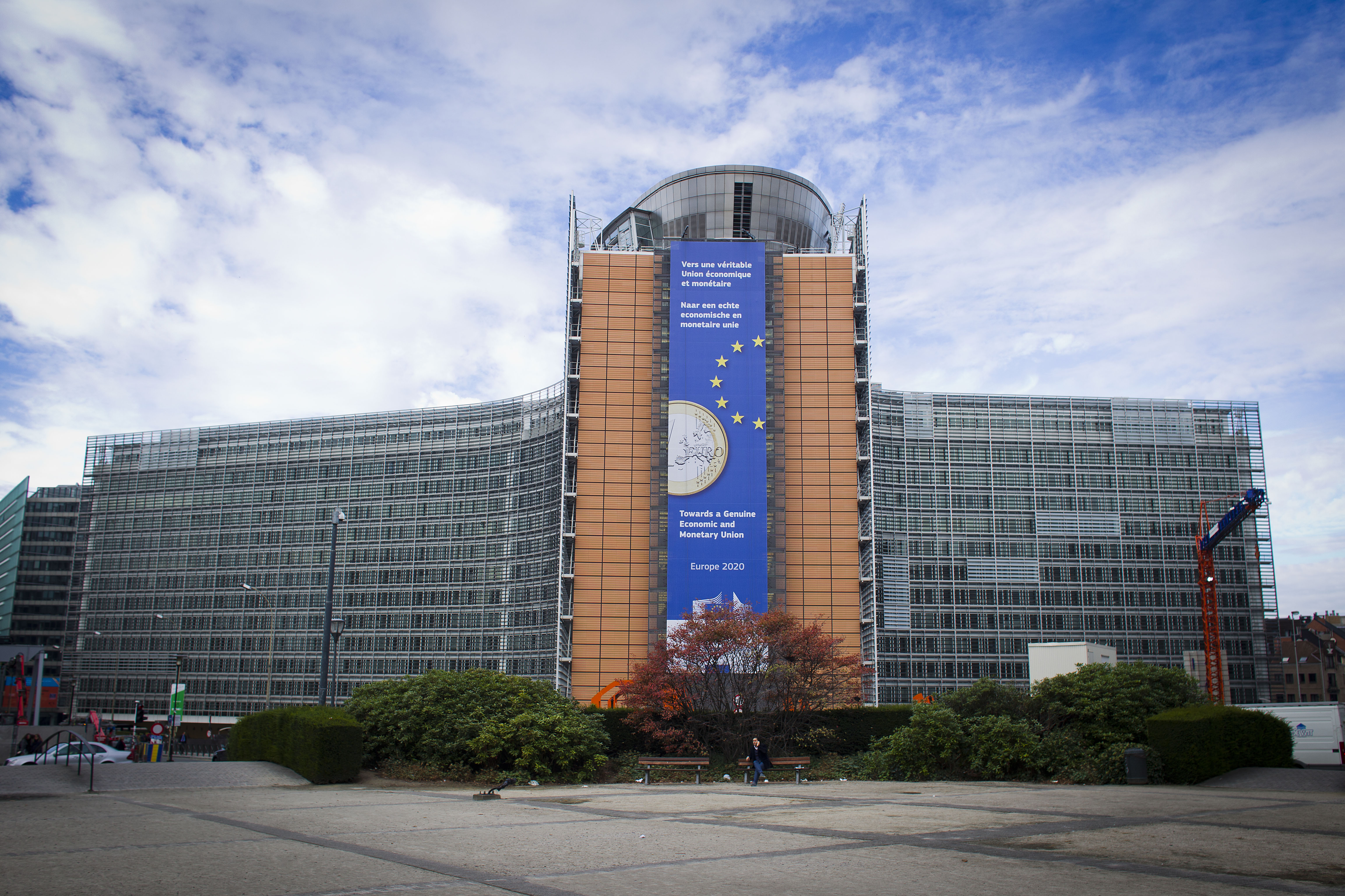 Europees toezicht op de bankensector is effectiever dan nationale controle. Een meerderheid van de Europeanen (54 procent) vindt dit, blijkt uit de vrijdag gepubliceerde jongste Eurobarometer, een onderzoek onder ruim 27.000 Europese burgers in 28 EU-lidstaten. Met 72 procent voor Europees toezicht zijn de Nederlanders het positiefst hierover, gevolgd door de Duitsers, Letten en Slovenen. Britten en Roemenen zien het minst in Europees toezicht op de financiële sector, maar denken dat nationaal toezicht beter is. In Nederland werden 1005 mensen ondervraagd.