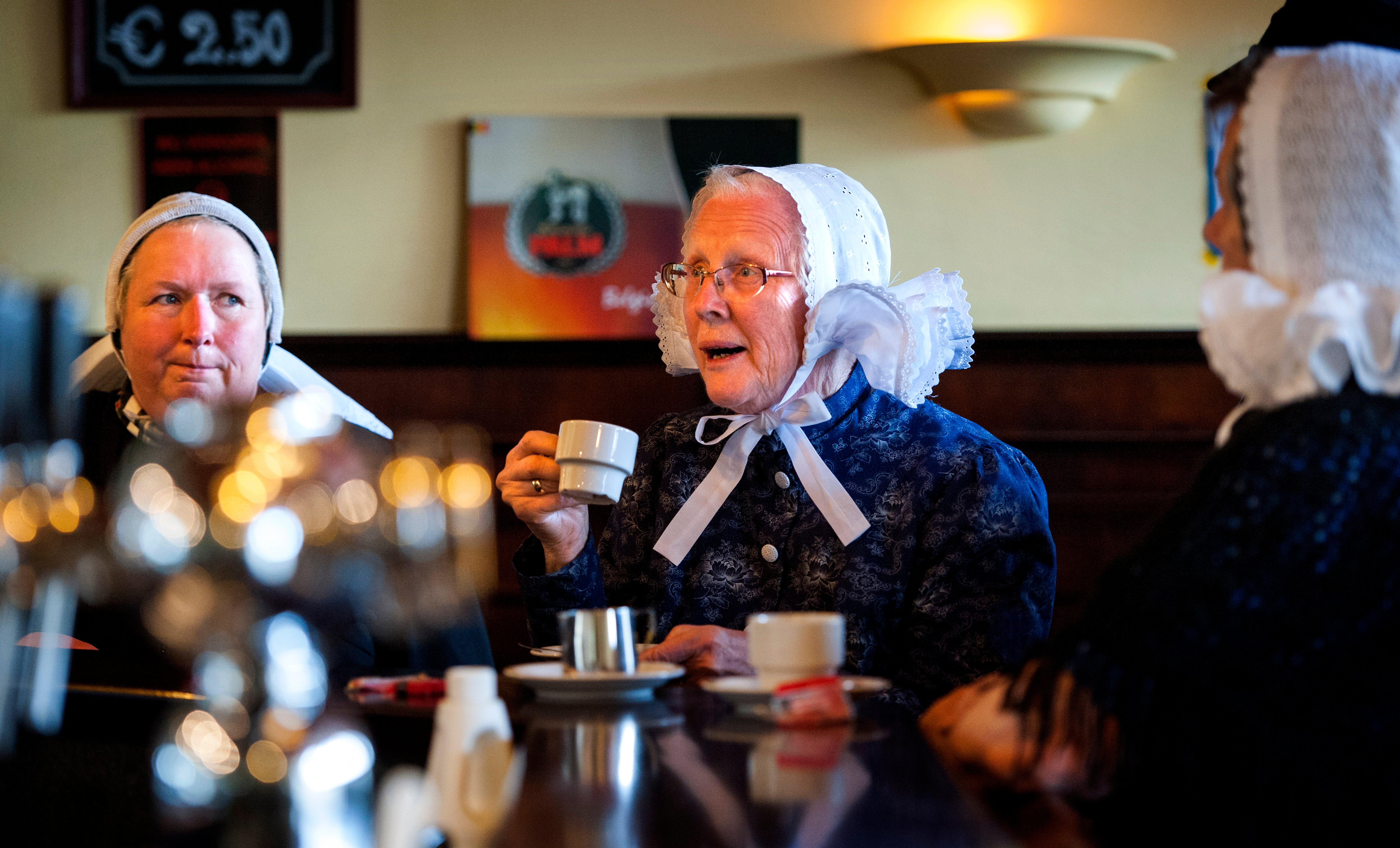 De datum is bekend wanneer Douwe Egberts niet meer actief zal zijn op de beurs. Koffie- en theebedrijf DE Master Blenders 1753 (DEMB) verdwijnt op 29 oktober van de beurs. Dat maakte de onderneming, die wordt overgenomen door Oak Leaf, het investeringsvehikel van Joh. A. Benckiser (JAB), dinsdag bekend. Laatste handelsdag 28 oktober De laatste handelsdag in aandelen DEMB zal maandag 28 oktober zijn. Oak Leaf heeft meer dan 95 procent van de aandelen DEMB in handen en begint een uitkoopprocedure om de resterende stukken in handen te krijgen.