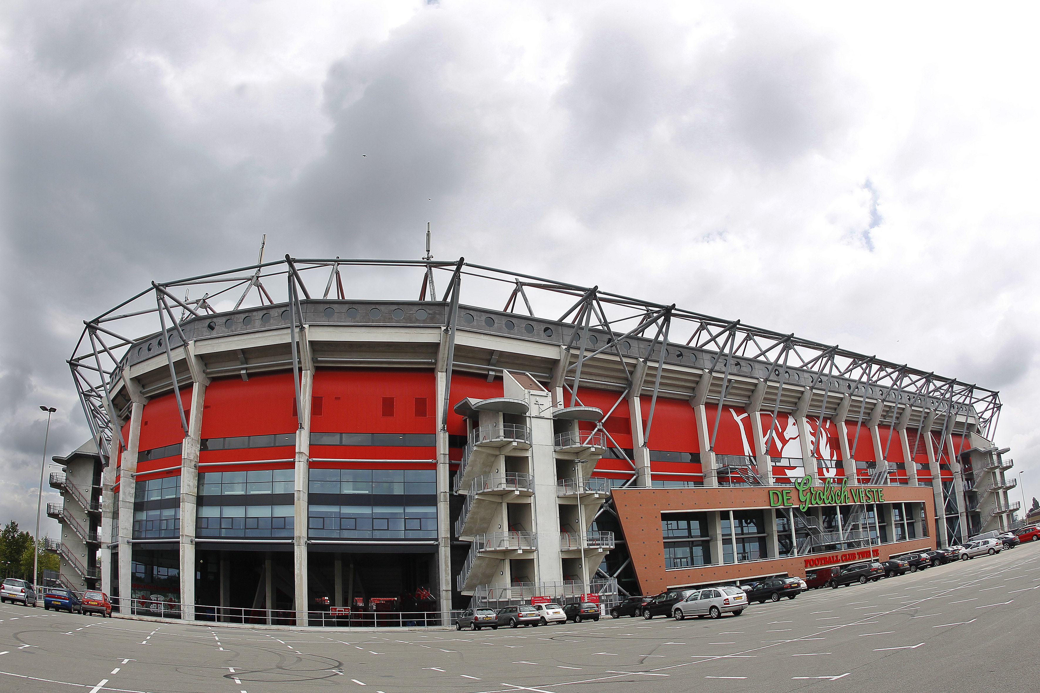 FC Twente heeft bierleverancier Grolsch voor de rechter gedaagd. Dat heeft de club dinsdag laten weten. Volgens FC Twente vraagt de brouwer te veel voor levering van het bier in het stadion. "De prijzen zijn niet marktconform en niet gebruikelijk in de bedrijfstak betaald voetbal." Aangezien FC Twente het niet verantwoord vindt de prijzen door te berekenen aan de supporters, heeft het de club inmiddels aanzienlijke financiële schade opgeleverd. Volgens FC Twente hebben pogingen met het bedrijf in gesprek te geraken vooralsnog niets opgeleverd. De brouwerij is de naamgever van het stadion van FC Twente, de Grolsch Veste.