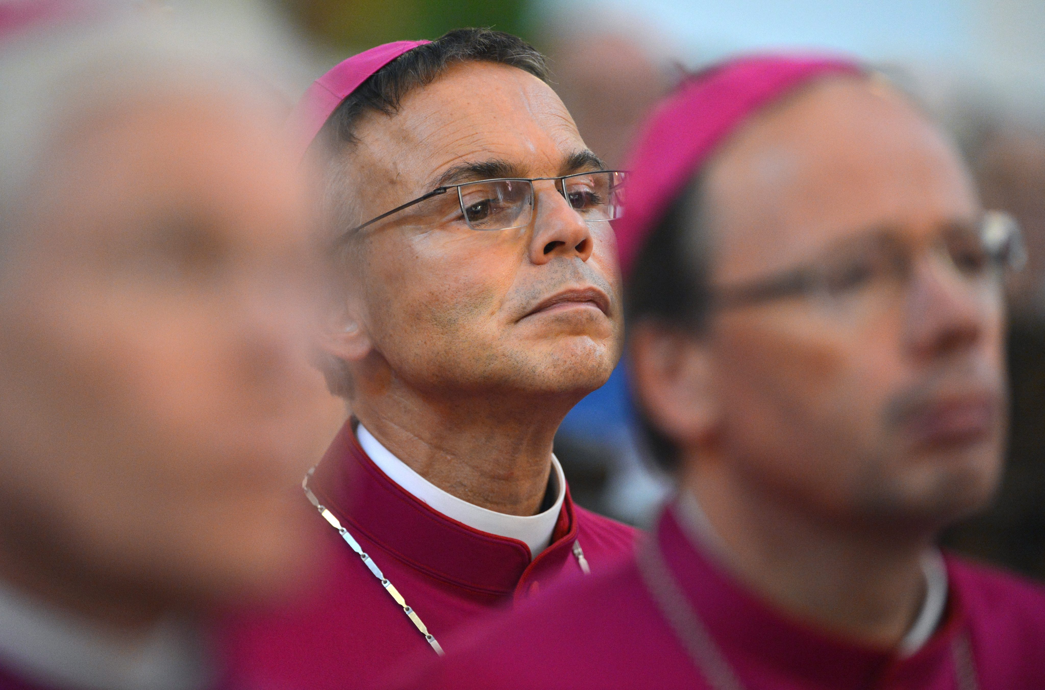 De Duitse 'pronkbisschop' Franz-Peter Tebartz-van Elst is voorlopig op non-actief gesteld. Dat heeft paus Franciscus bepaald, zo liet het Vaticaan woensdag weten. Hij mag nog wel in functie blijven maar moet zich eerst enige tijd terugtrekken en laten vervangen, in afwachting van de uitkomsten van een onderzoek. De omstreden bisschop ging maandag op audiëntie bij de paus. De bisschop van het Duitse Limburg kwam in het nauw toen bekend werd dat de verbouwing van zijn ambtswoning 31 miljoen euro heeft gekost, zes keer zo veel als begroot. Ook werd bekend dat het Openbaar Ministerie in Hamburg onderzoekt of hij zich aan meineed schuldig heeft gemaakt. Dure verbouwing Volgens de woordvoerder van de raad voor het vermogensbeheer van het bisdom heeft de renovatie van de privévertrekken alleen al 2,9 miljoen euro gekost. De bisschop wilde bijvoorbeeld dat zijn woonkamer niet de geplande 23 vierkante meter, maar meer dan 63 vierkante meter groot zou zijn. Ook zou de betimmering van de woning, zoals inbouwkasten, 350.000 euro hebben gekost. Aan kunstwerken werd 450.000 euro uitgegeven. Het zelf-verduisterende raam van de privékapel kostte 100.000 euro. Verder is de ‘Mariatuin’ opnieuw aangelegd voor een bedrag van 783.000 euro, met daarin witte zuilen die nog eens 2,3 miljoen hebben gekost. Paus beslist over zijn lot Tebartz-van Elst wilde het aan de paus overlaten om te beslissen over zijn toekomst. Hij heeft ruim een week in Rome gewacht op het onderhoud met de kerkvorst. Volgens het Vaticaan kan de bisschop door de ontstane situatie tot "nader order" zijn werk niet doen. De paus heeft zich volgens de mededeling uitgebreid laten informeren over de zaak. Tebartz-van Elst zal worden vervangen door vicaris-generaal Wolfgang Rösch. Het onderzoek wordt gedaan door een commissie die door de Duitse bisschoppenconferentie is ingesteld.